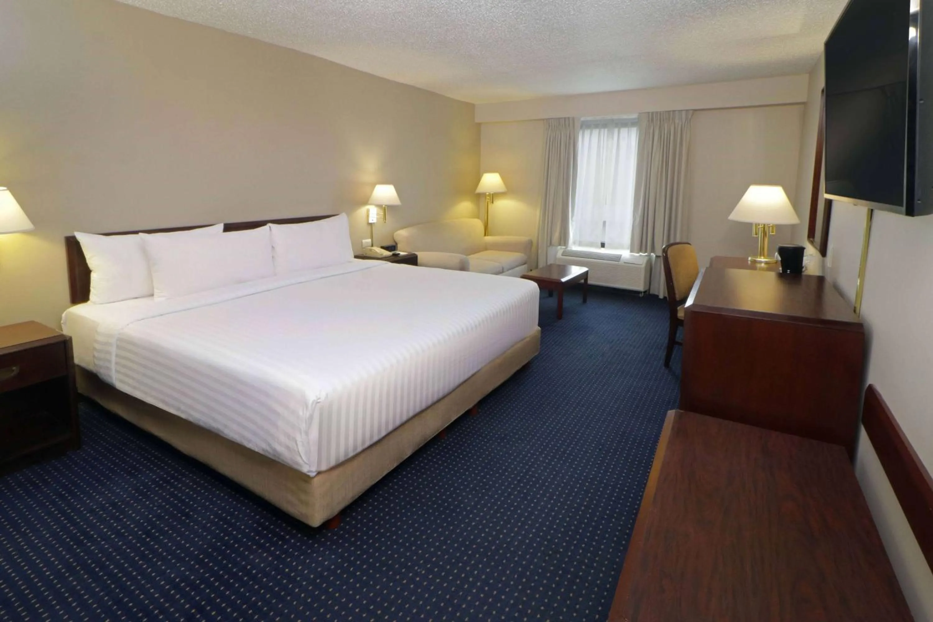 Photo of the whole room, Bed in Wyndham Garden Monterrey Norte