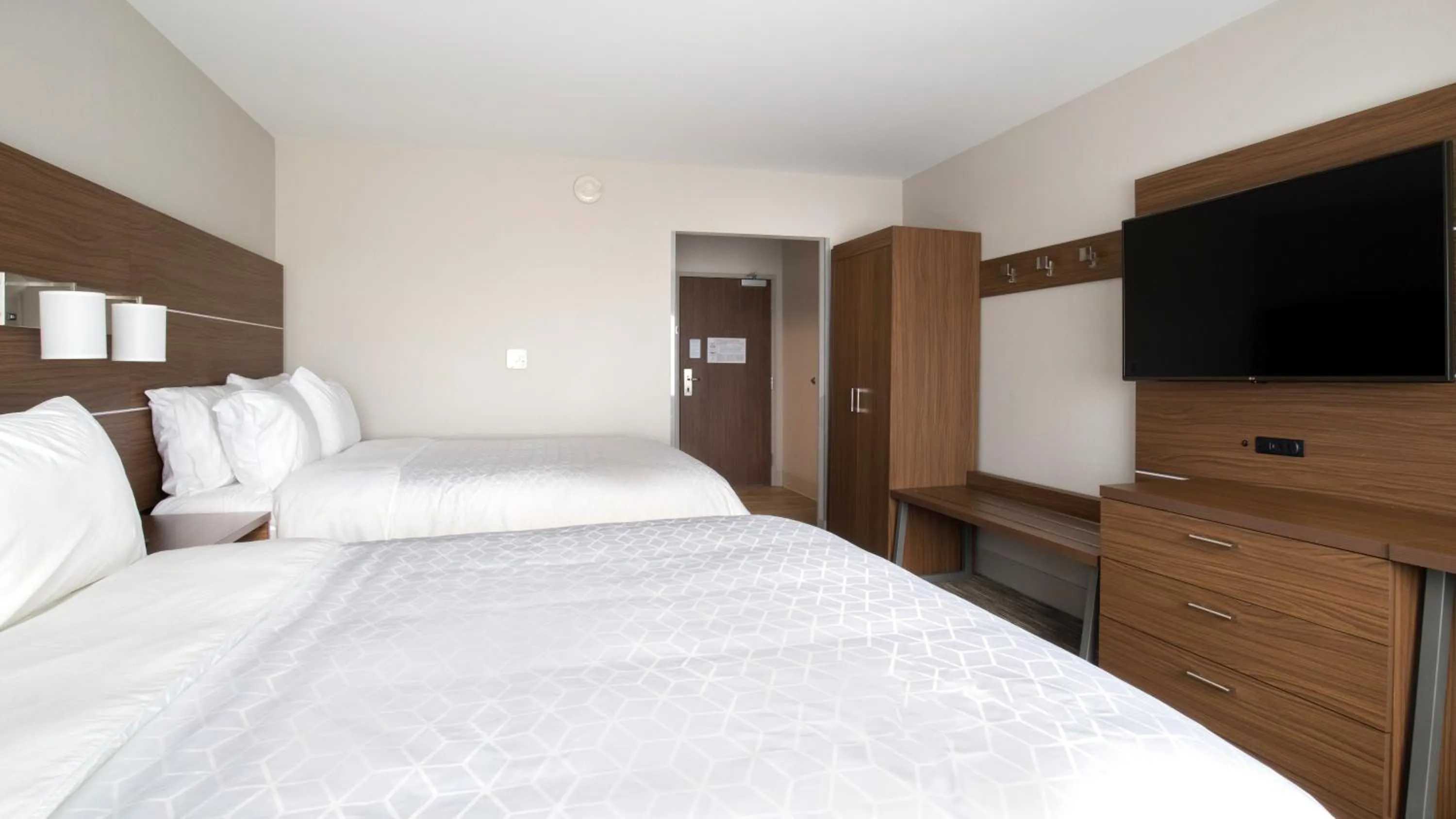 Bed in Holiday Inn Express & Suites Racine by IHG