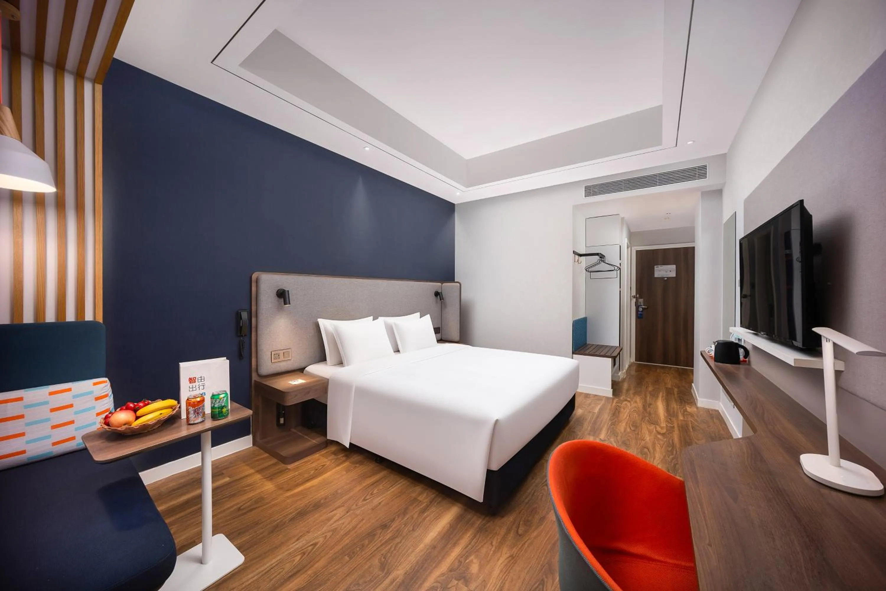 Photo of the whole room, Bed in Holiday Inn Express Xi'an Bell Tower by IHG