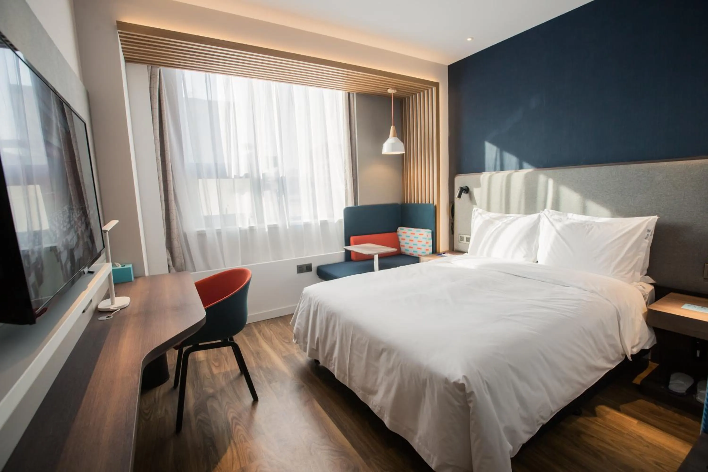 Photo of the whole room, Bed in Holiday Inn Express Xi'an Bell Tower by IHG