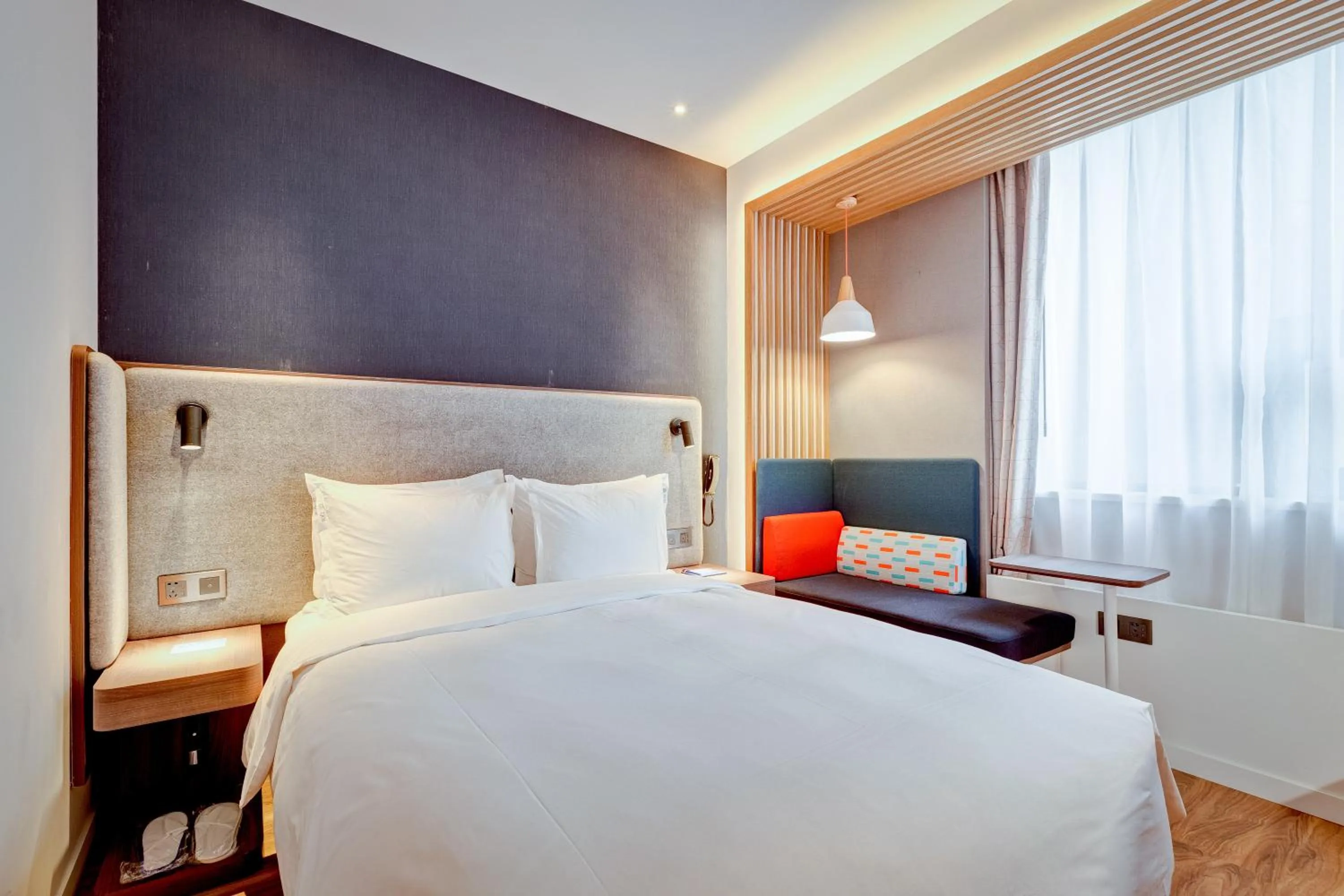 Photo of the whole room, Bed in Holiday Inn Express Xi'an Bell Tower by IHG