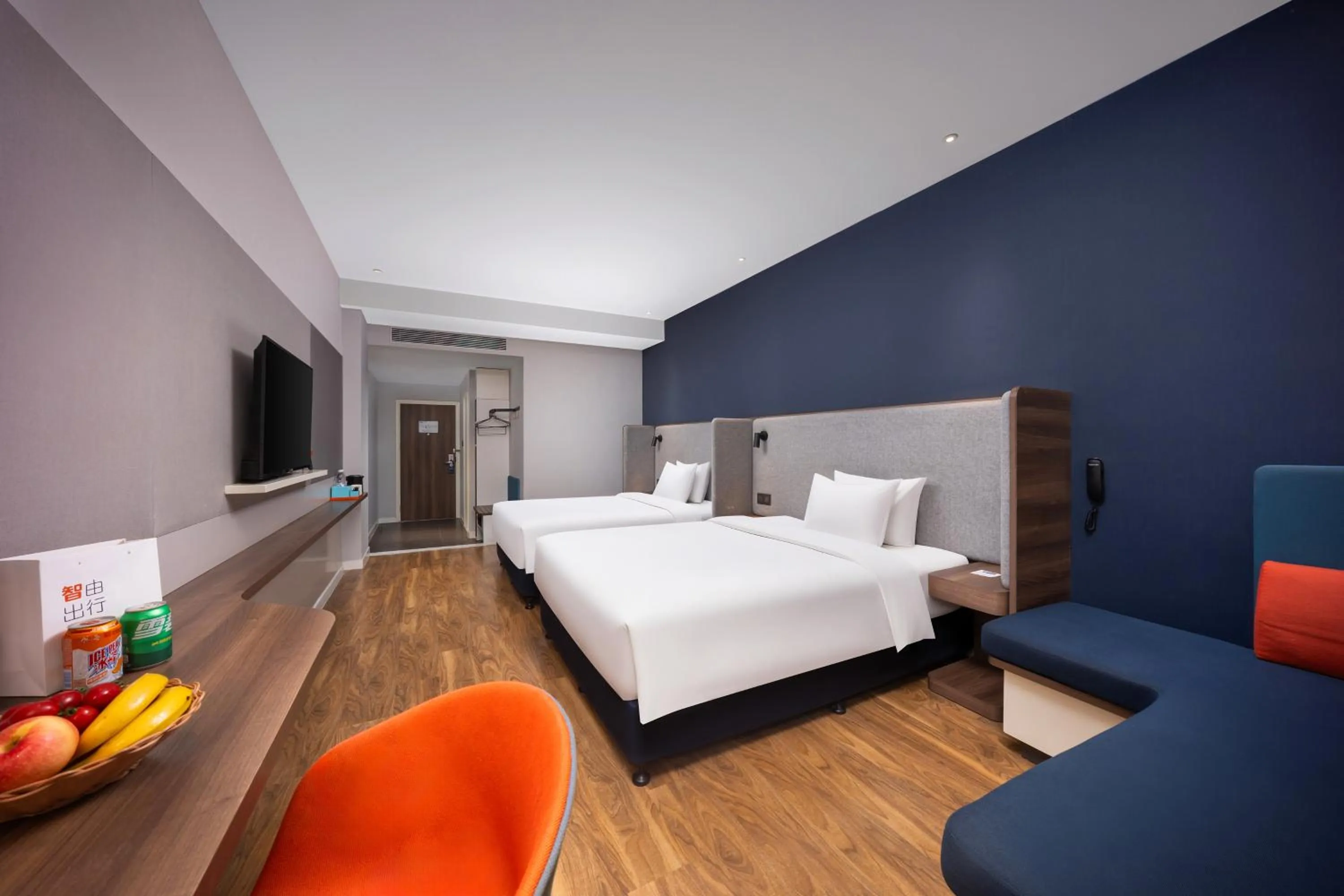 Photo of the whole room, Bed in Holiday Inn Express Xi'an Bell Tower by IHG