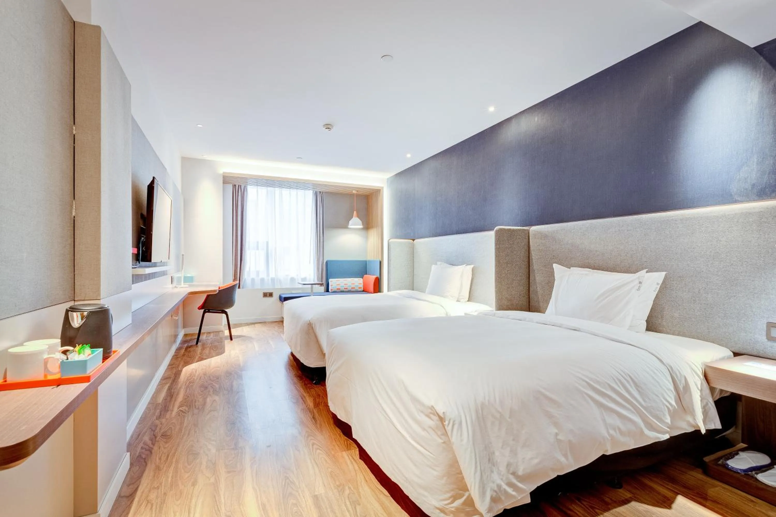 Photo of the whole room, Bed in Holiday Inn Express Xi'an Bell Tower by IHG