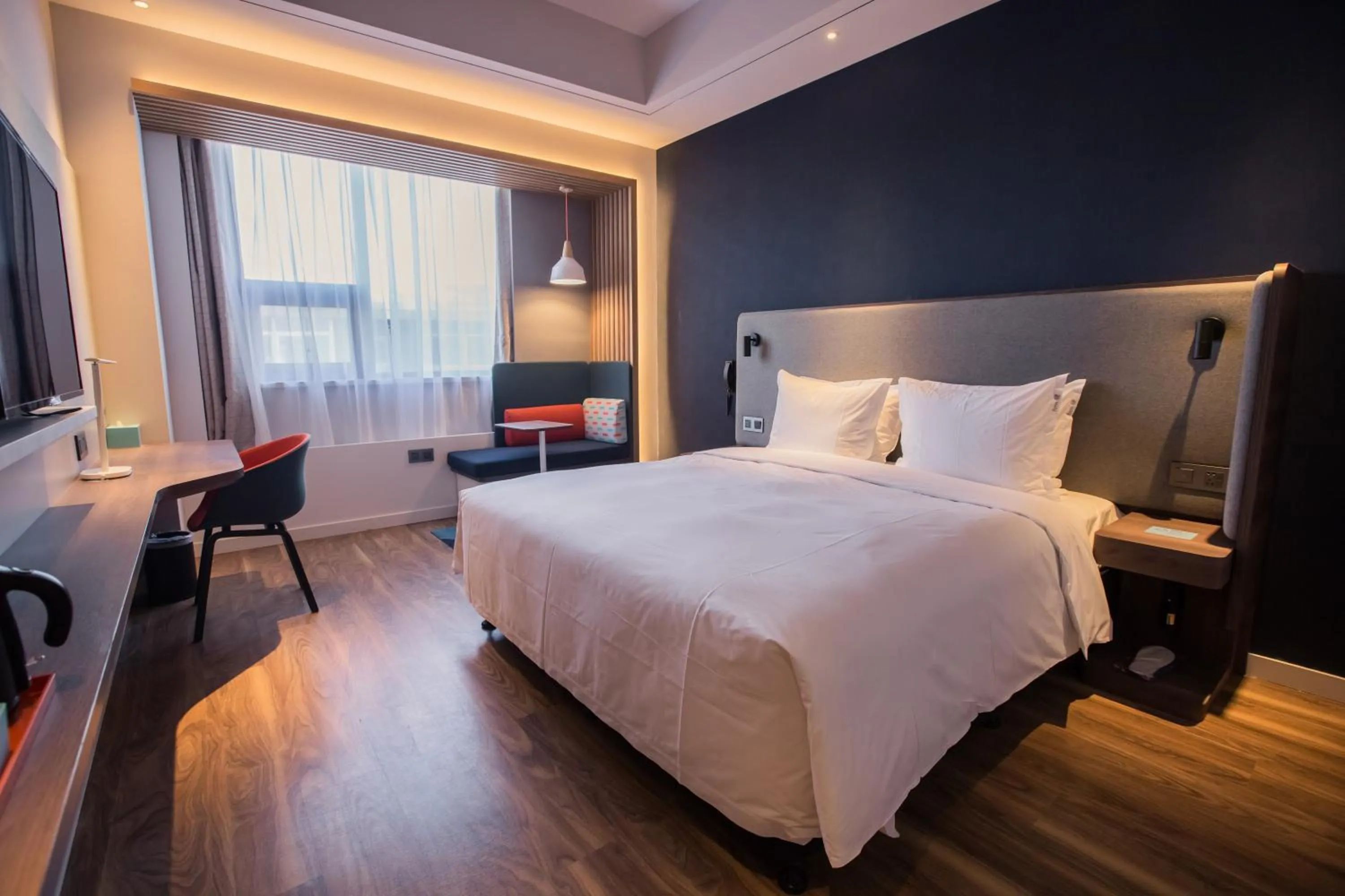 Photo of the whole room, Bed in Holiday Inn Express Xi'an Bell Tower by IHG