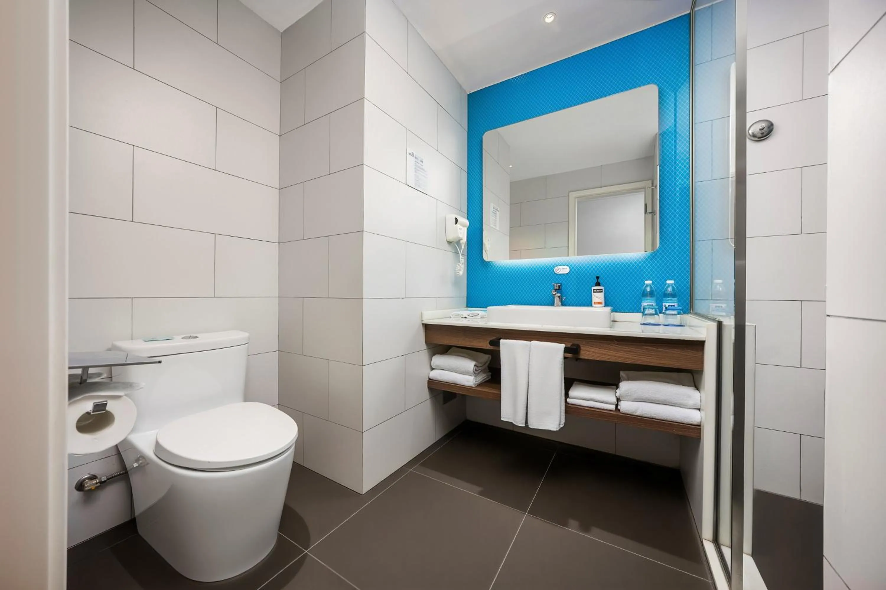 Shower in Holiday Inn Express Xi'an Bell Tower by IHG