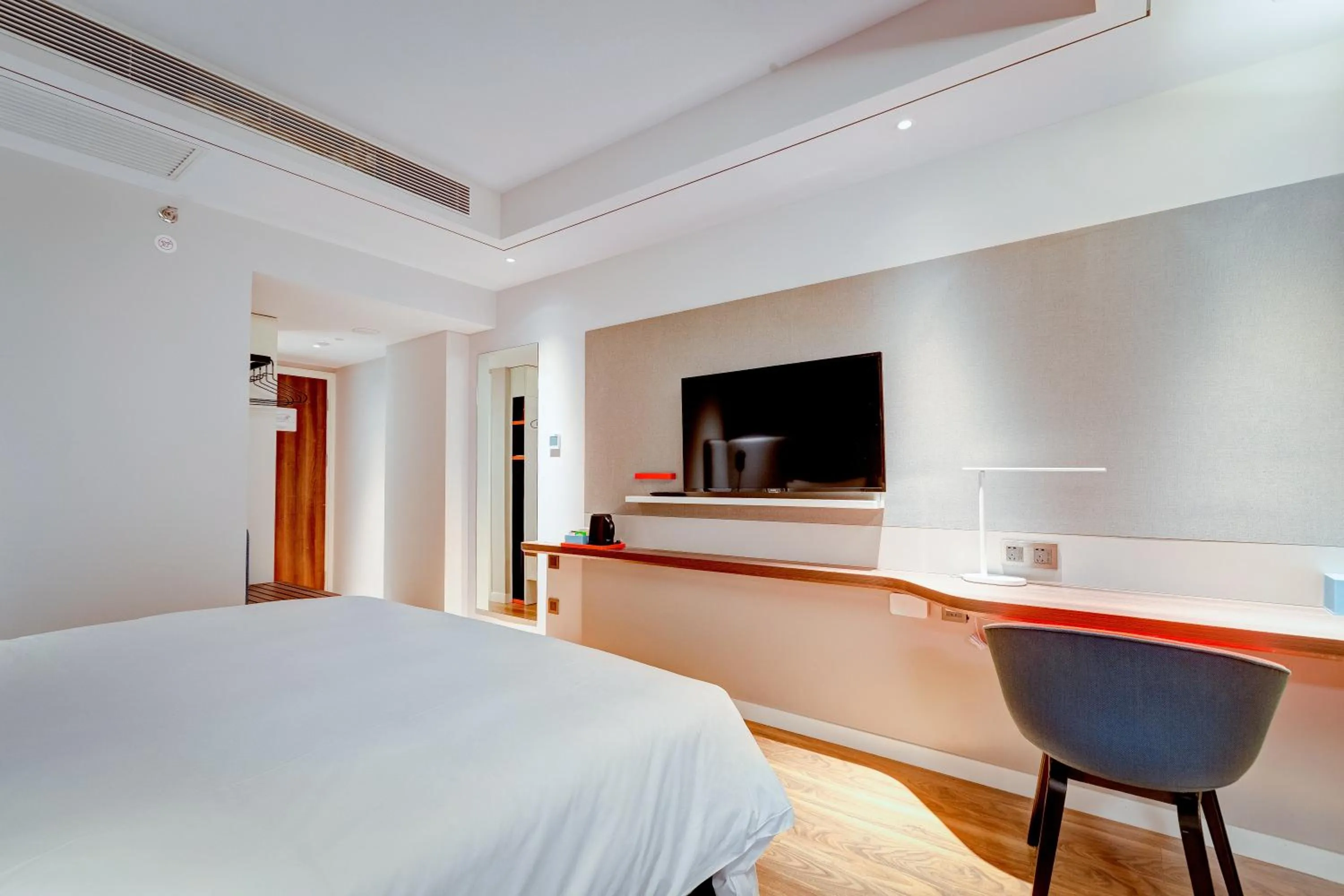 Photo of the whole room, Bed in Holiday Inn Express Xi'an Bell Tower by IHG