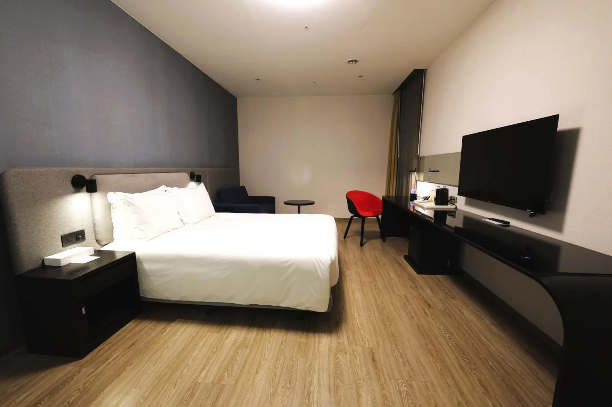 Photo of the whole room, Bed in Holiday Inn Express Taichung Park by IHG