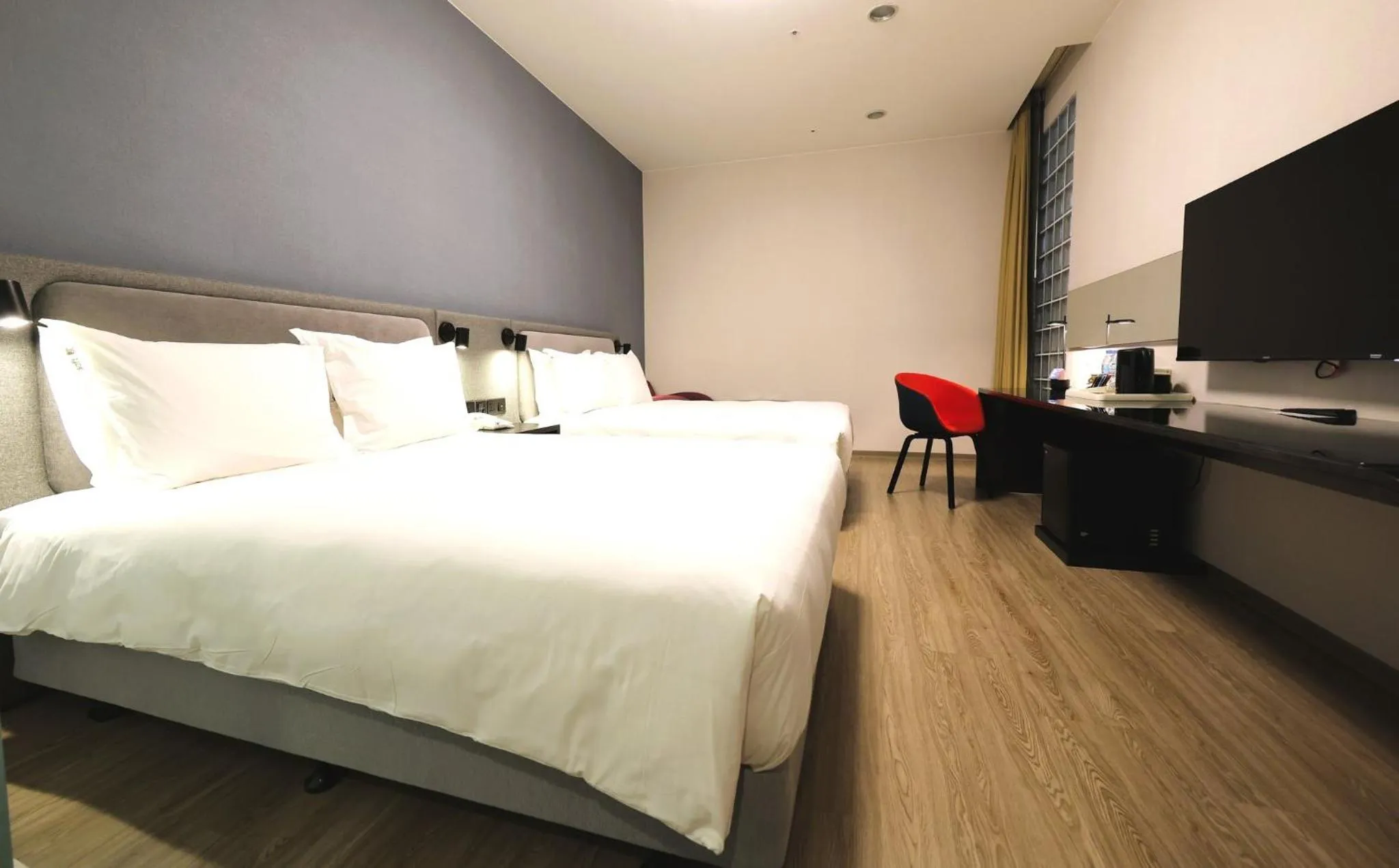 Photo of the whole room, Bed in Holiday Inn Express Taichung Park by IHG