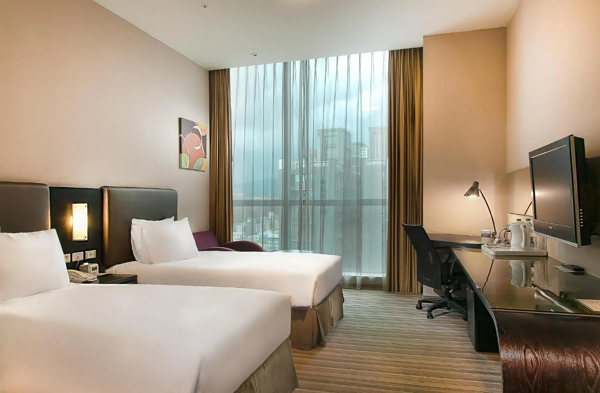 Photo of the whole room, Bed in Holiday Inn Express Taichung Park by IHG