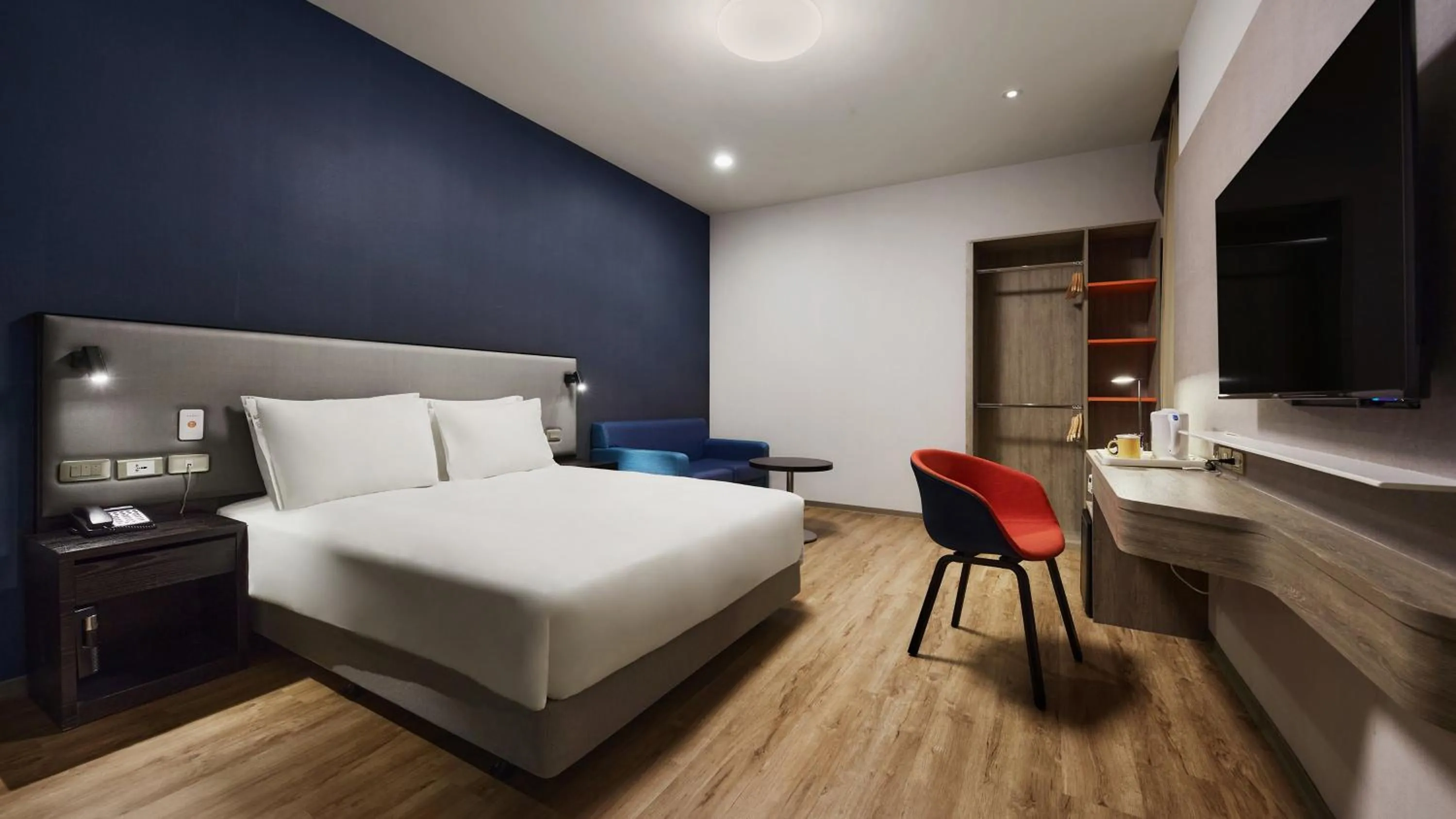Photo of the whole room, Bed in Holiday Inn Express Taichung Park by IHG