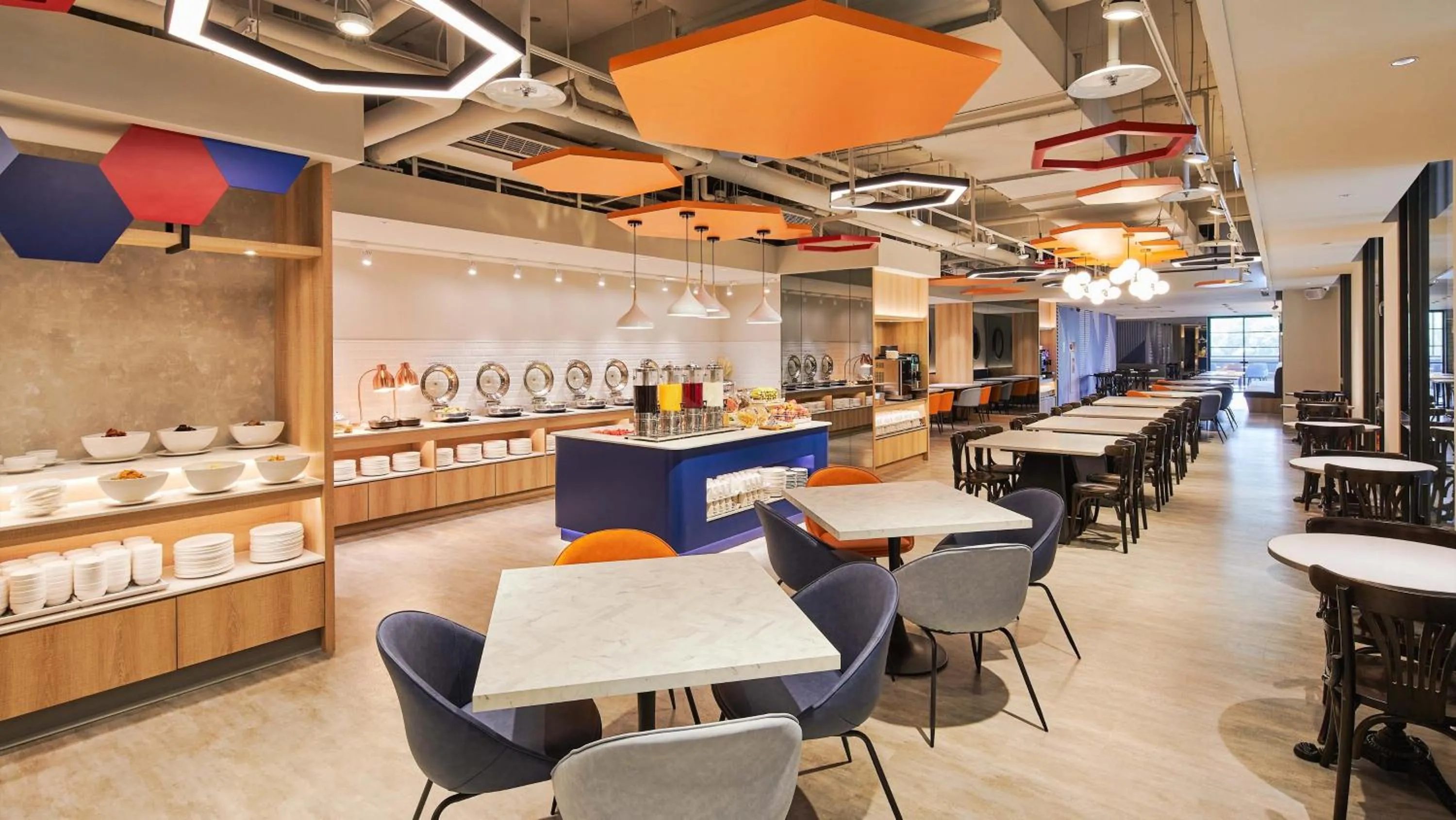 Restaurant/places to eat in Holiday Inn Express Taichung Park by IHG