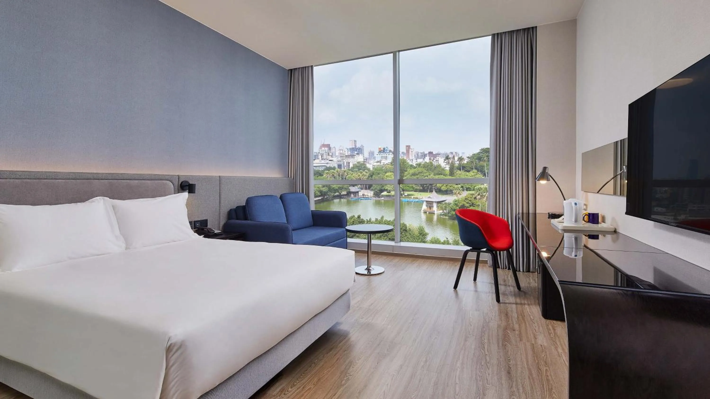 Photo of the whole room, Bed in Holiday Inn Express Taichung Park by IHG