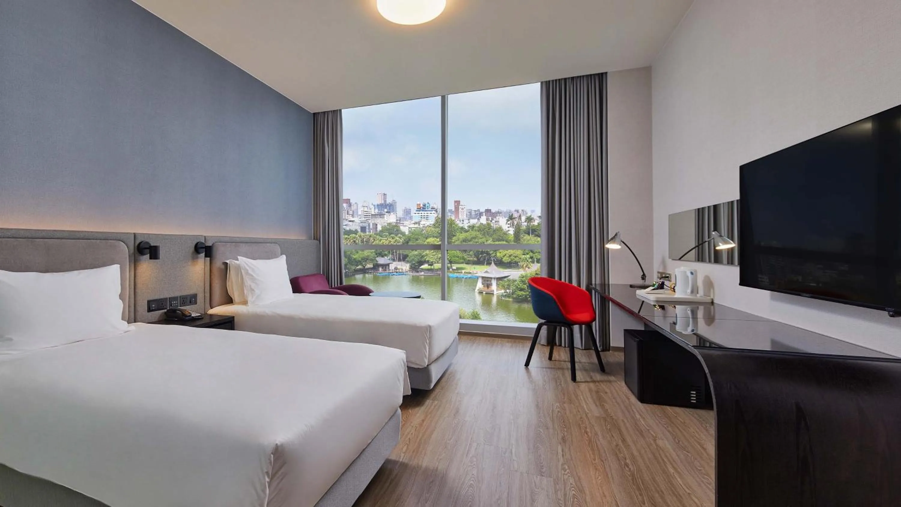 Photo of the whole room, Bed in Holiday Inn Express Taichung Park by IHG
