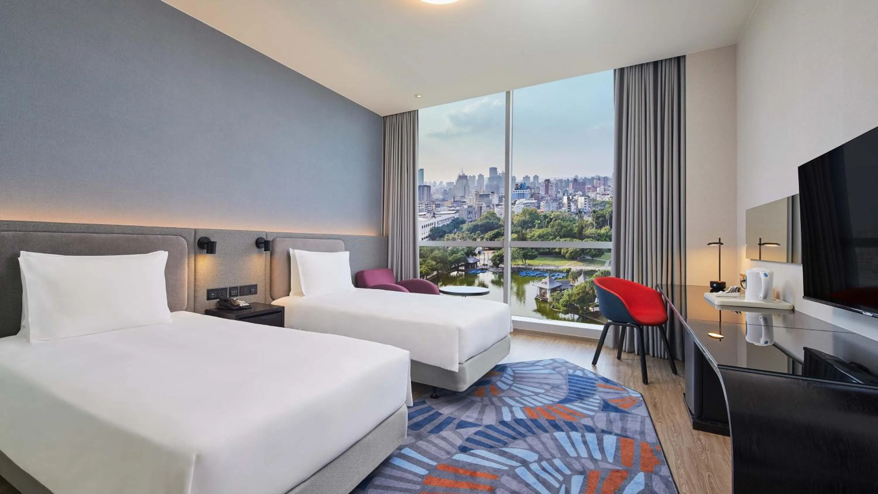 Photo of the whole room, Bed in Holiday Inn Express Taichung Park by IHG