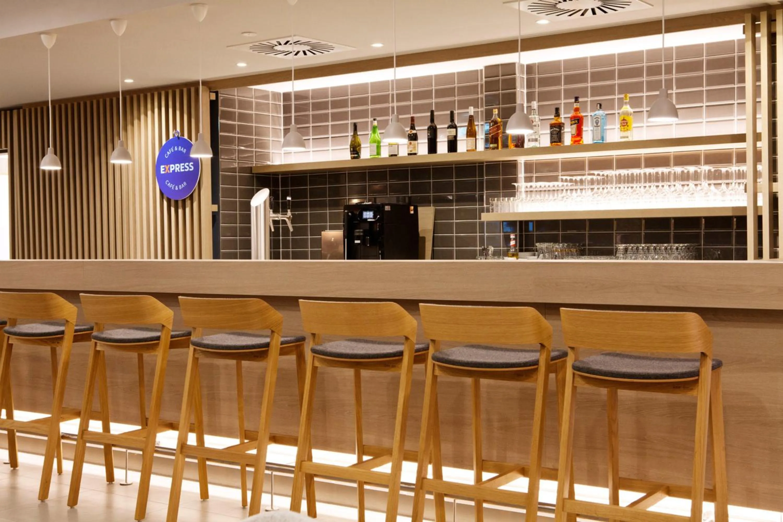 Lounge or bar in Holiday Inn Express - Mülheim - Ruhr by IHG