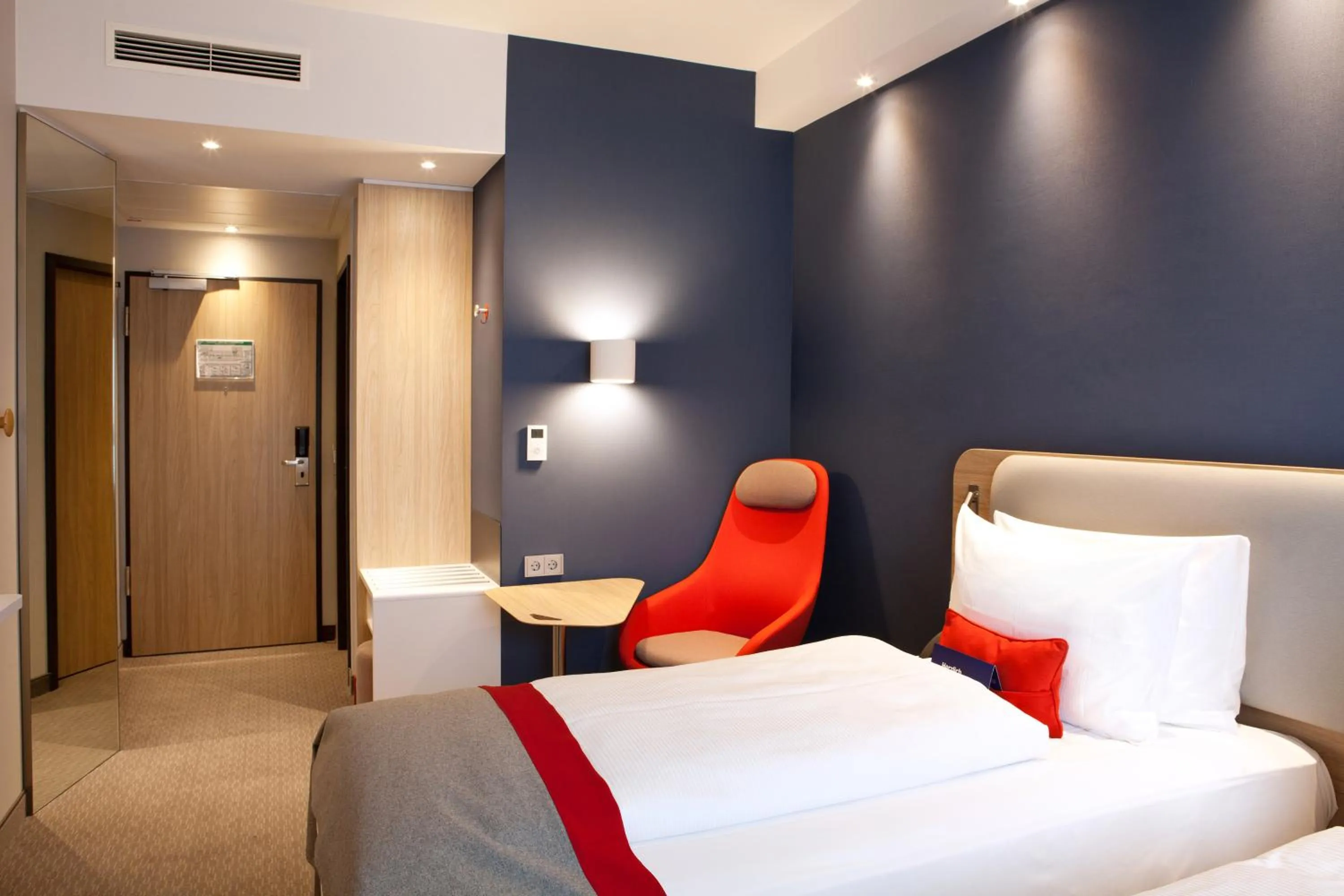 Photo of the whole room, Bed in Holiday Inn Express - Mülheim - Ruhr by IHG