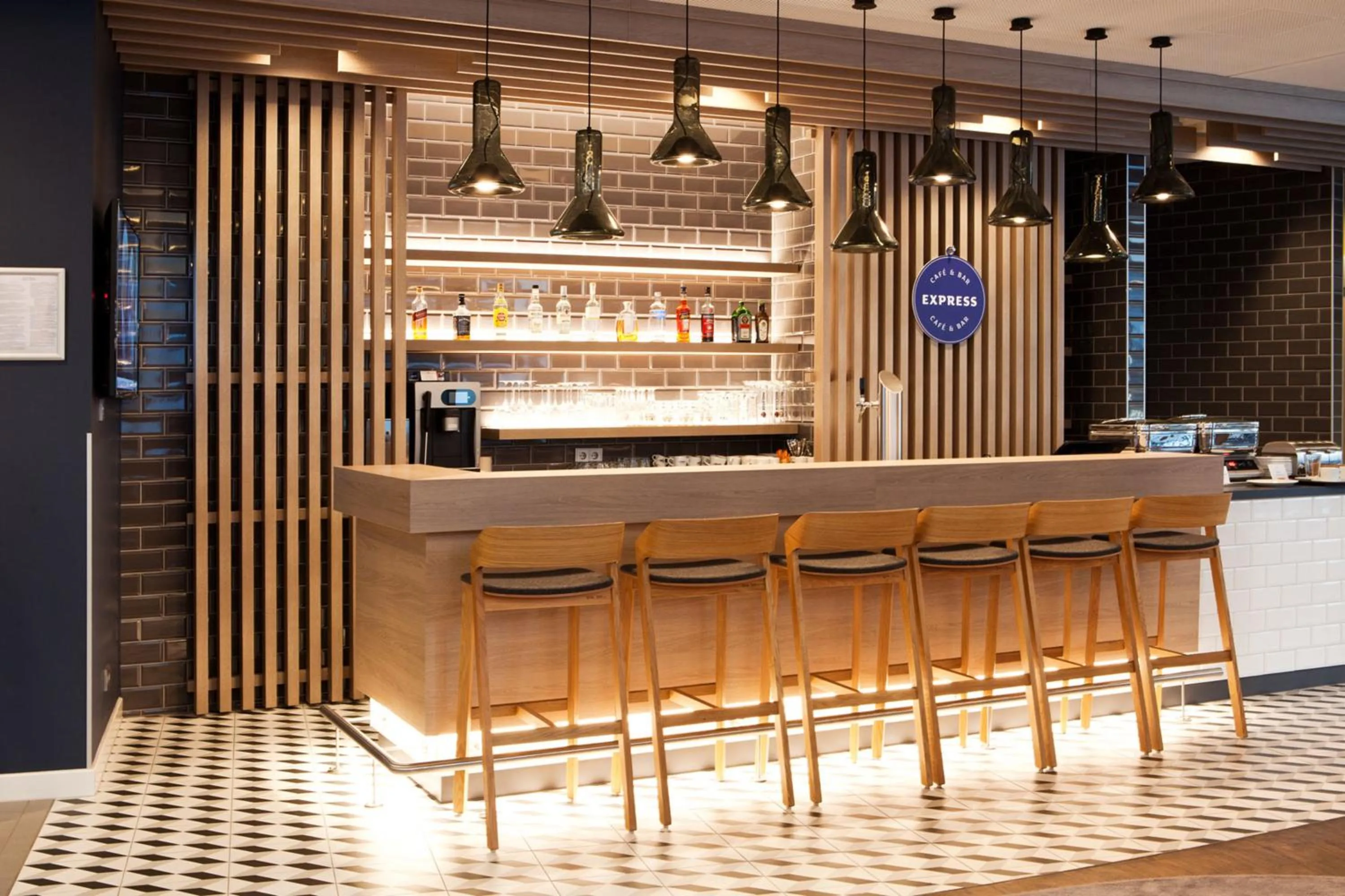 Lounge or bar in Holiday Inn Express - Mülheim - Ruhr by IHG