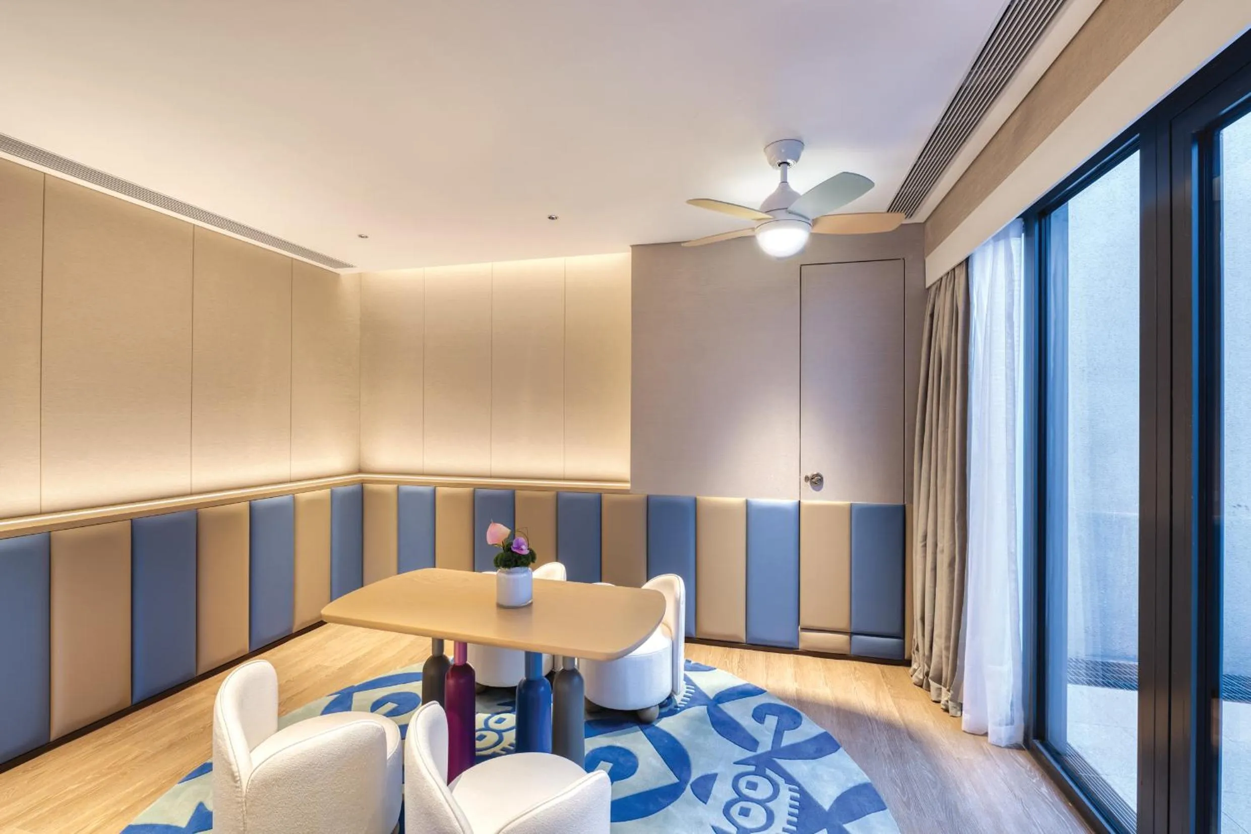 Seating area, Bed in Crowne Plaza Zunhua Hot Spring Town by IHG