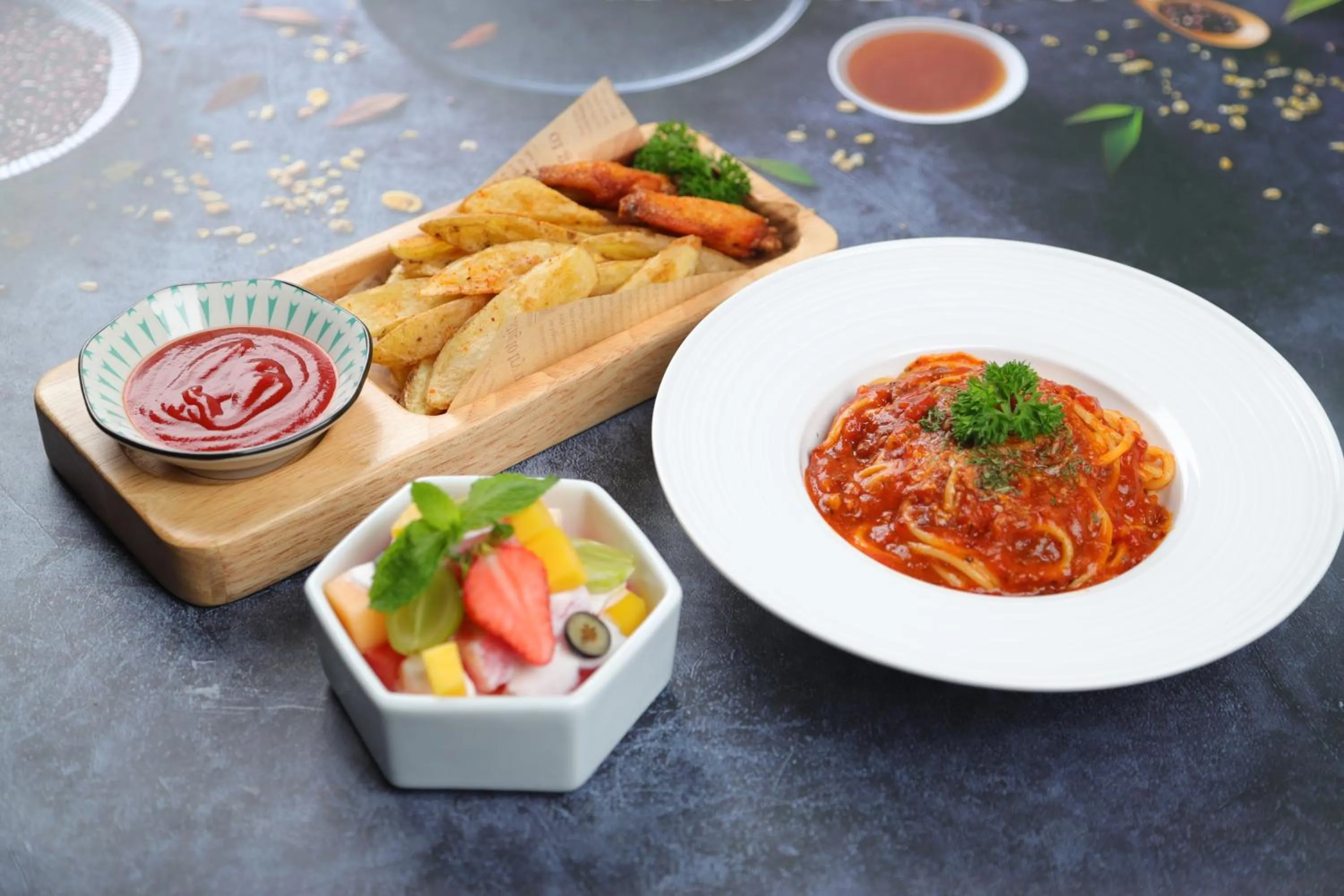 Food and drinks in Crowne Plaza Zunhua Hot Spring Town by IHG