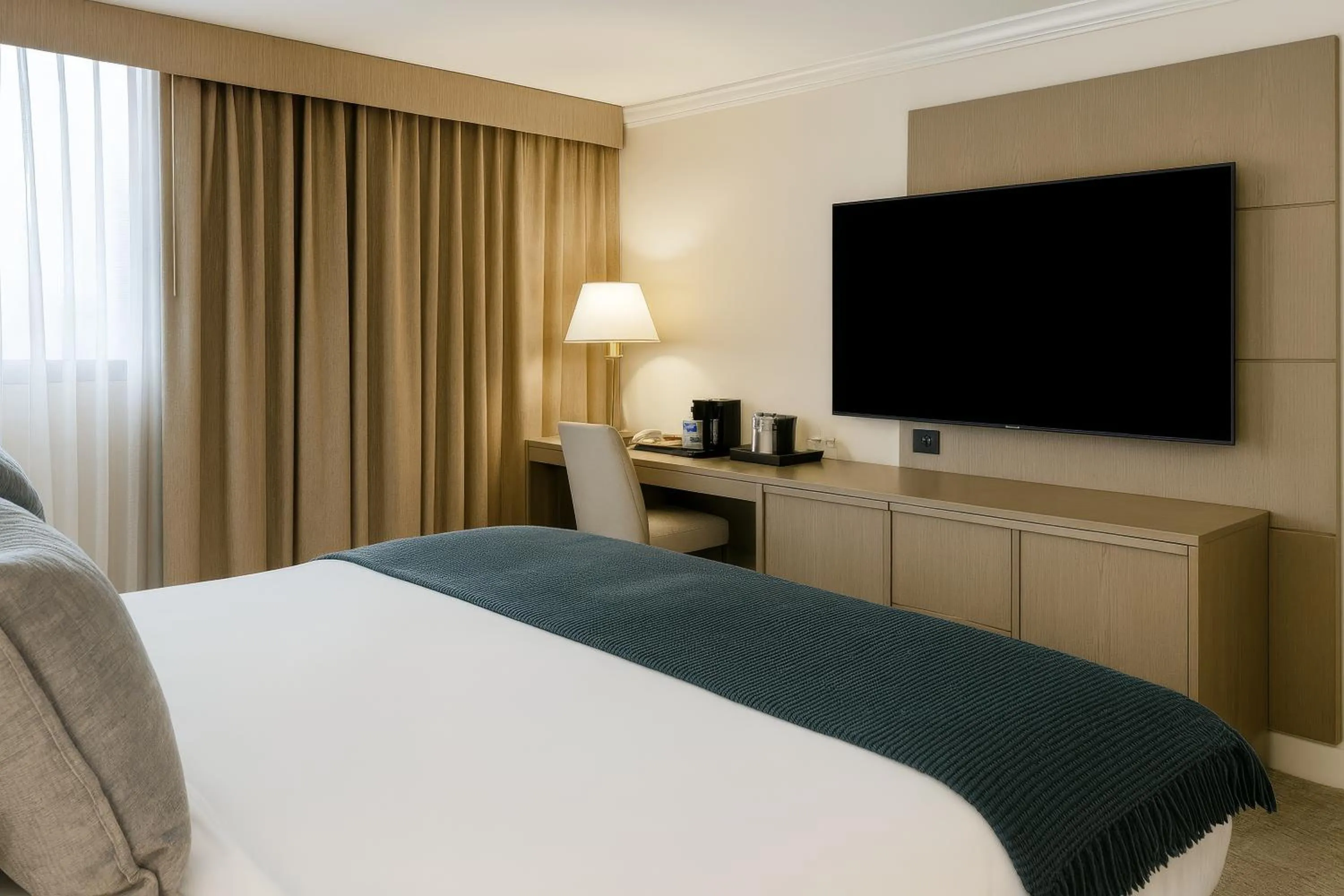 Communal lounge/ TV room, Bed in Ontario Airport Hotel & Conference Center