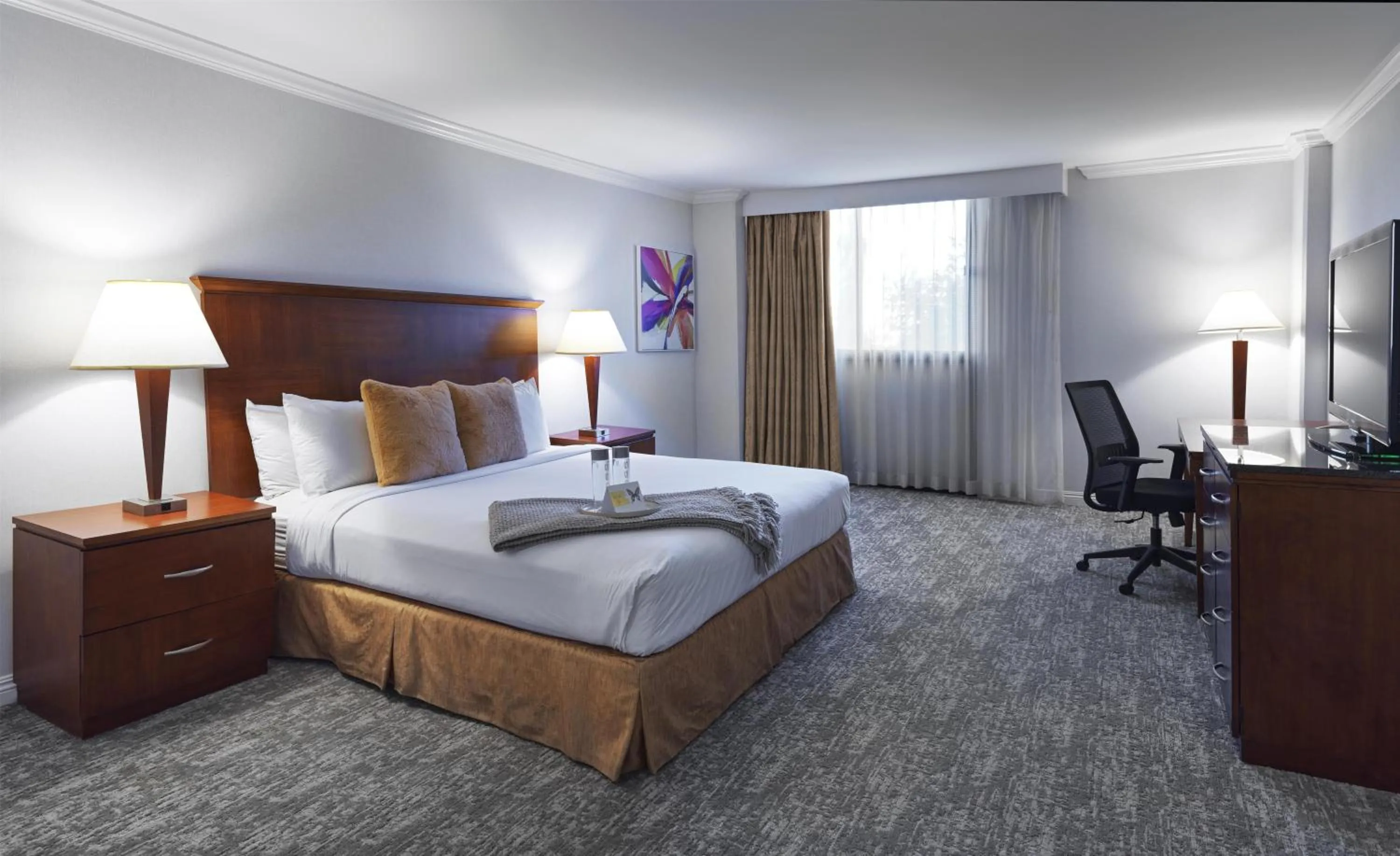 Bedroom, Bed in Ontario Airport Hotel & Conference Center