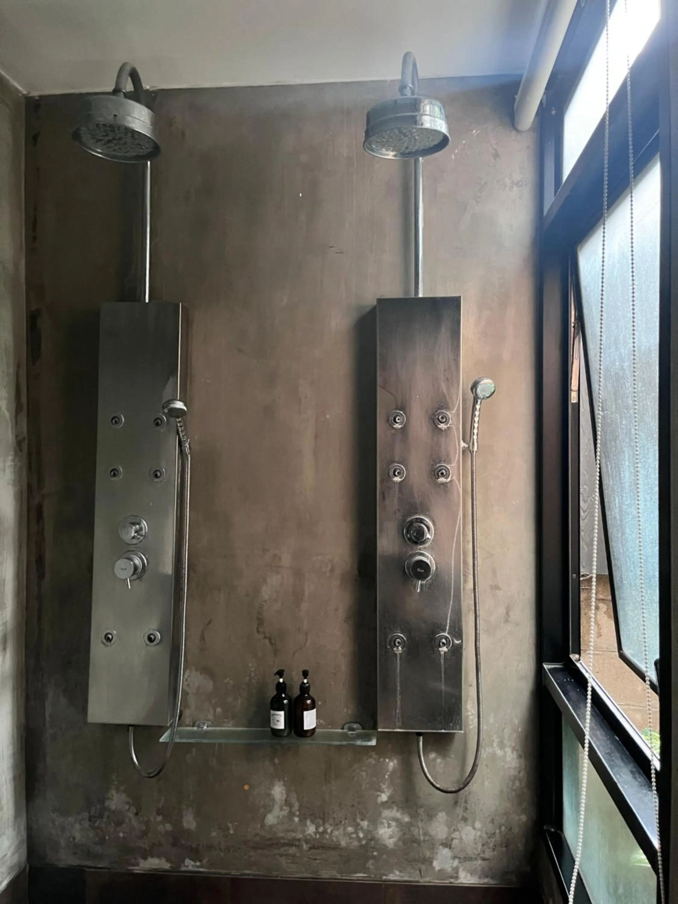 Shower in Villa Thapae