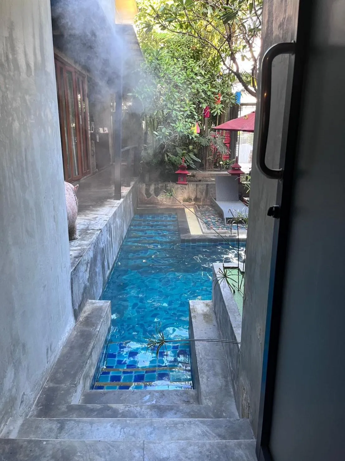 Swimming pool in Villa Thapae