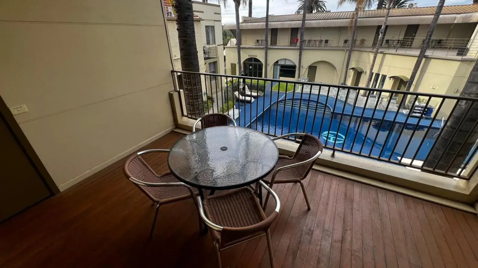 Queen Room with Three Single Beds - Non-Smoking in Quality Hotel Mildura Grand Queen Room with Three Single Beds - Non-Smoking in Quality Hotel Mildura Grand