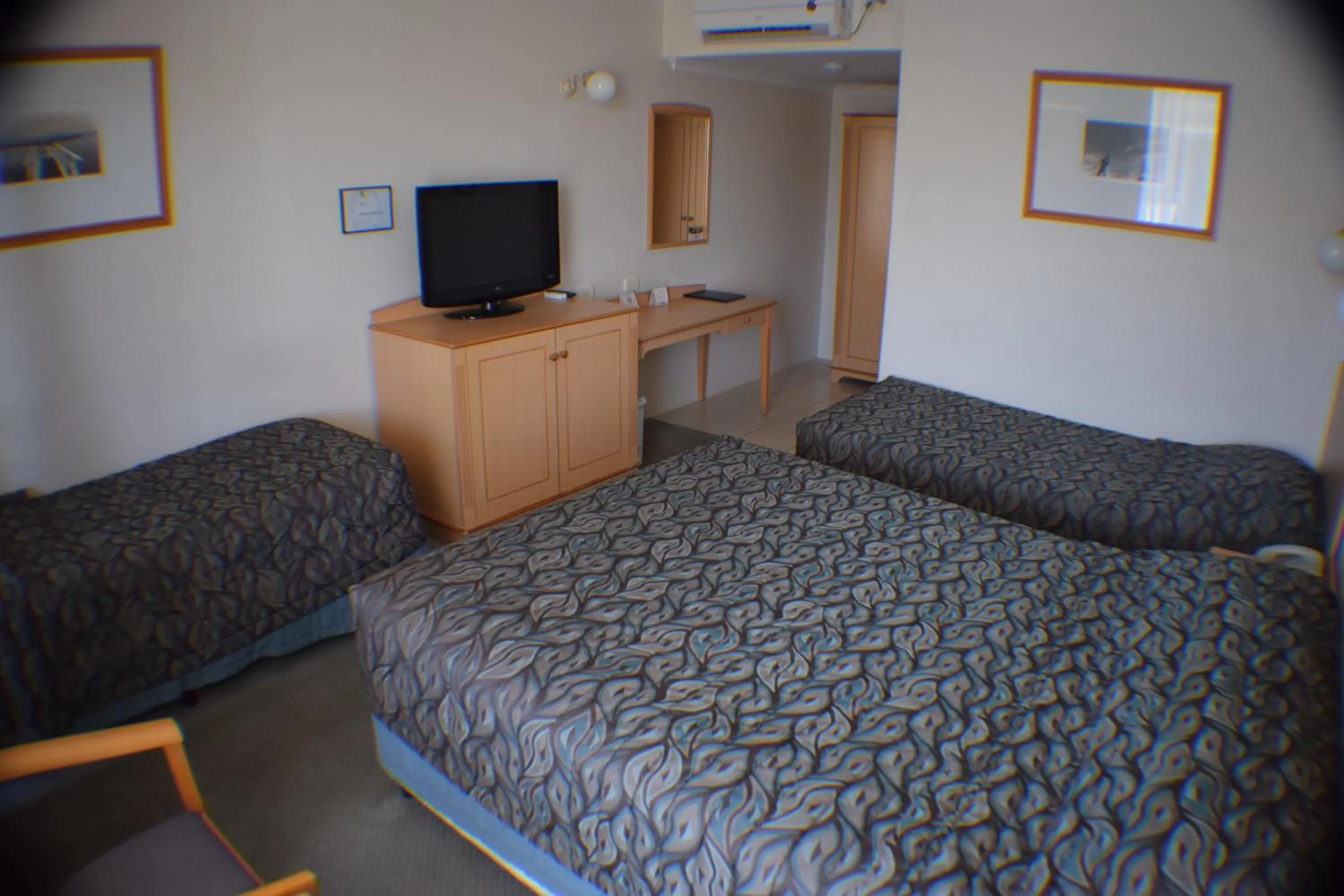 Photo of the whole room, Bed in The Oxley Motel Dubbo