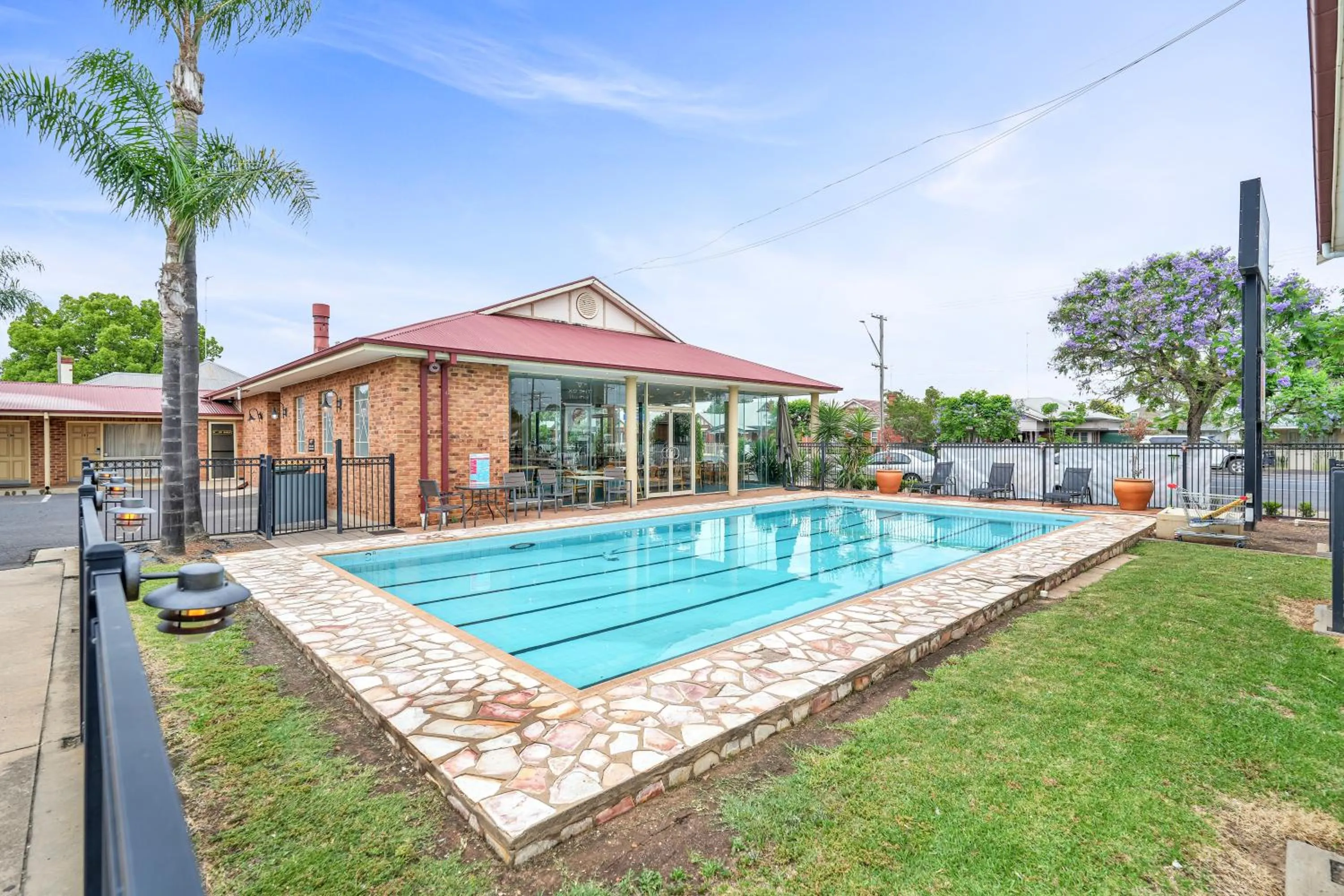 Swimming pool in The Oxley Motel Dubbo