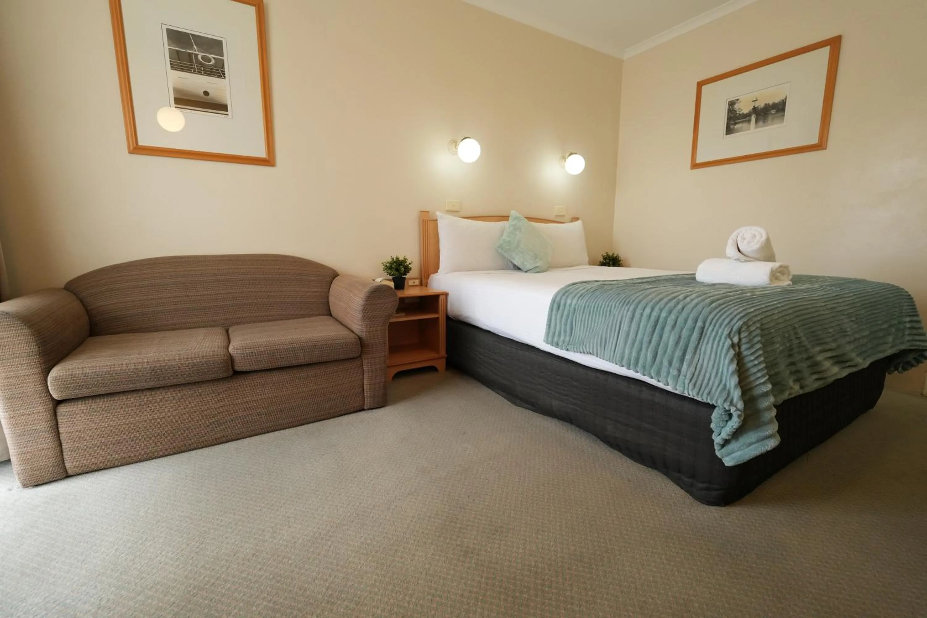 Bed in The Oxley Motel Dubbo