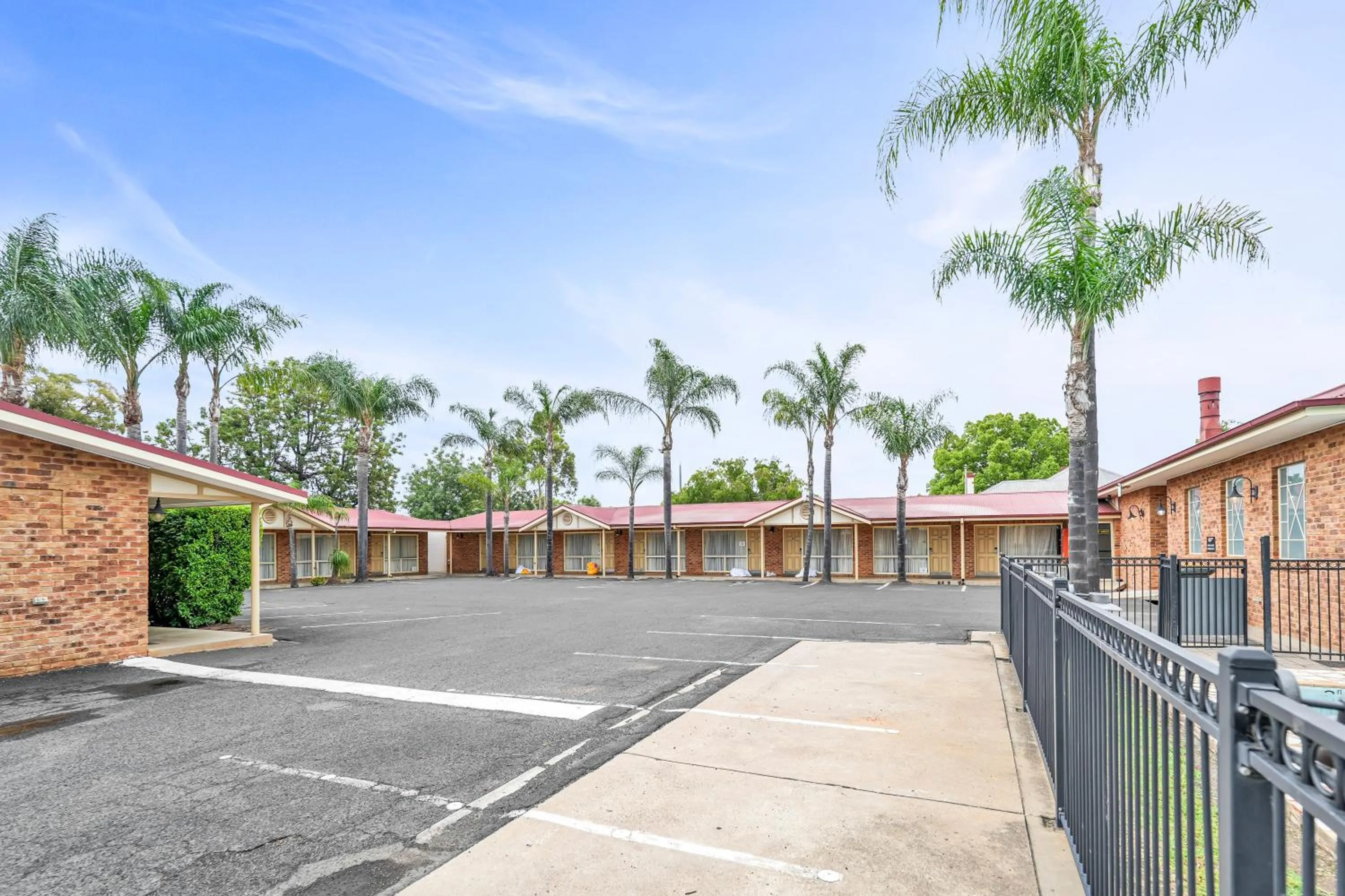Parking in The Oxley Motel Dubbo