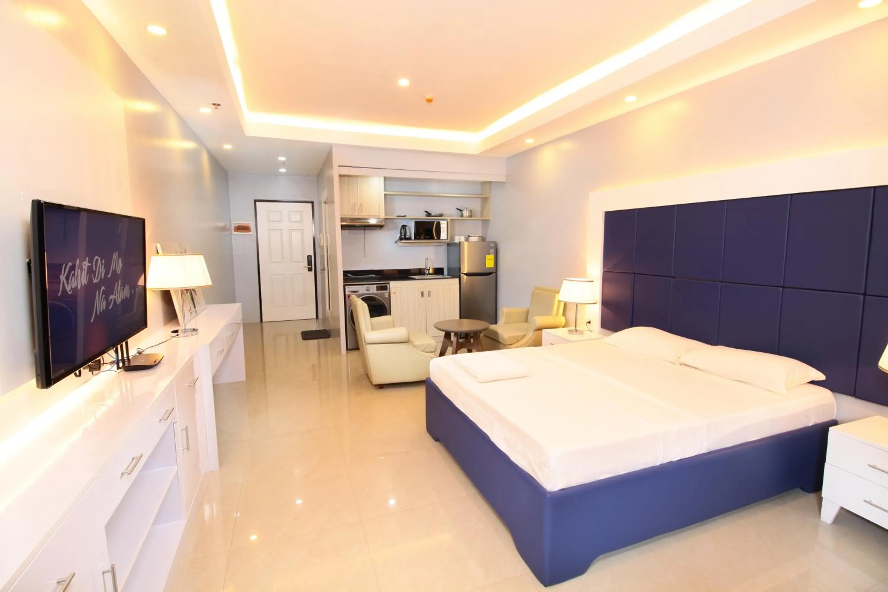 Bed in Malate Bayview Mansion city view