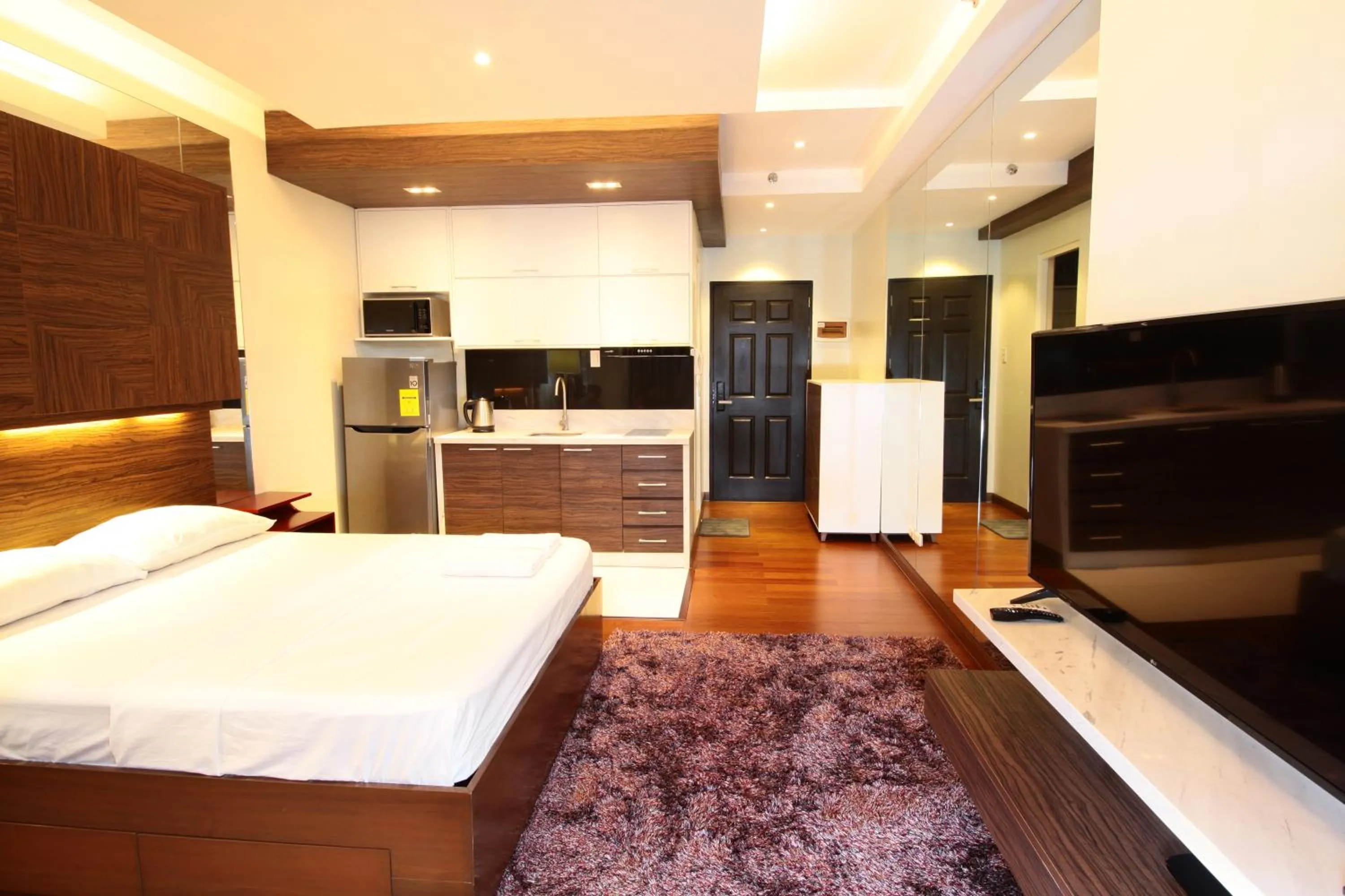 Bed in Malate Bayview Mansion city view