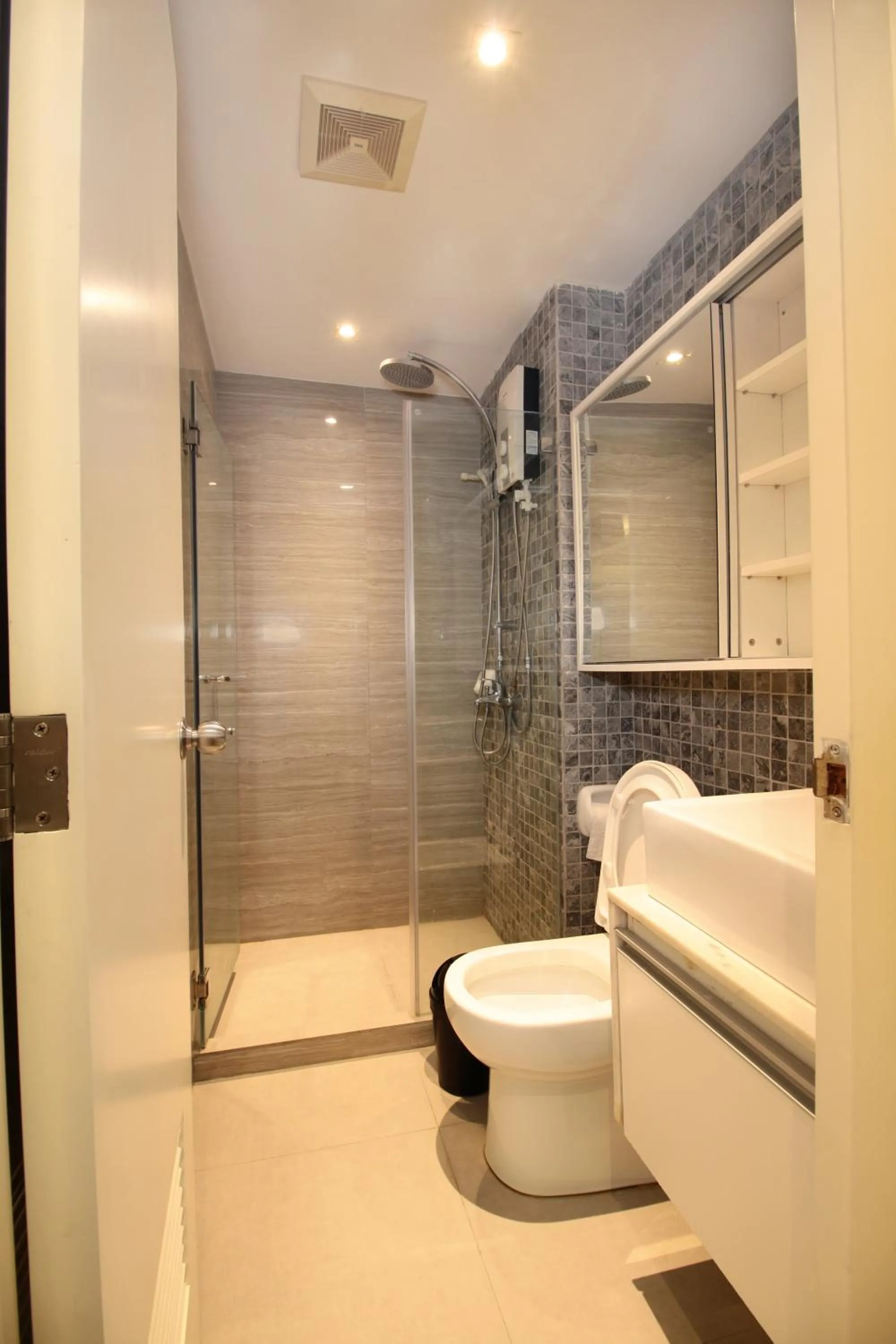 Shower in Malate Bayview Mansion city view