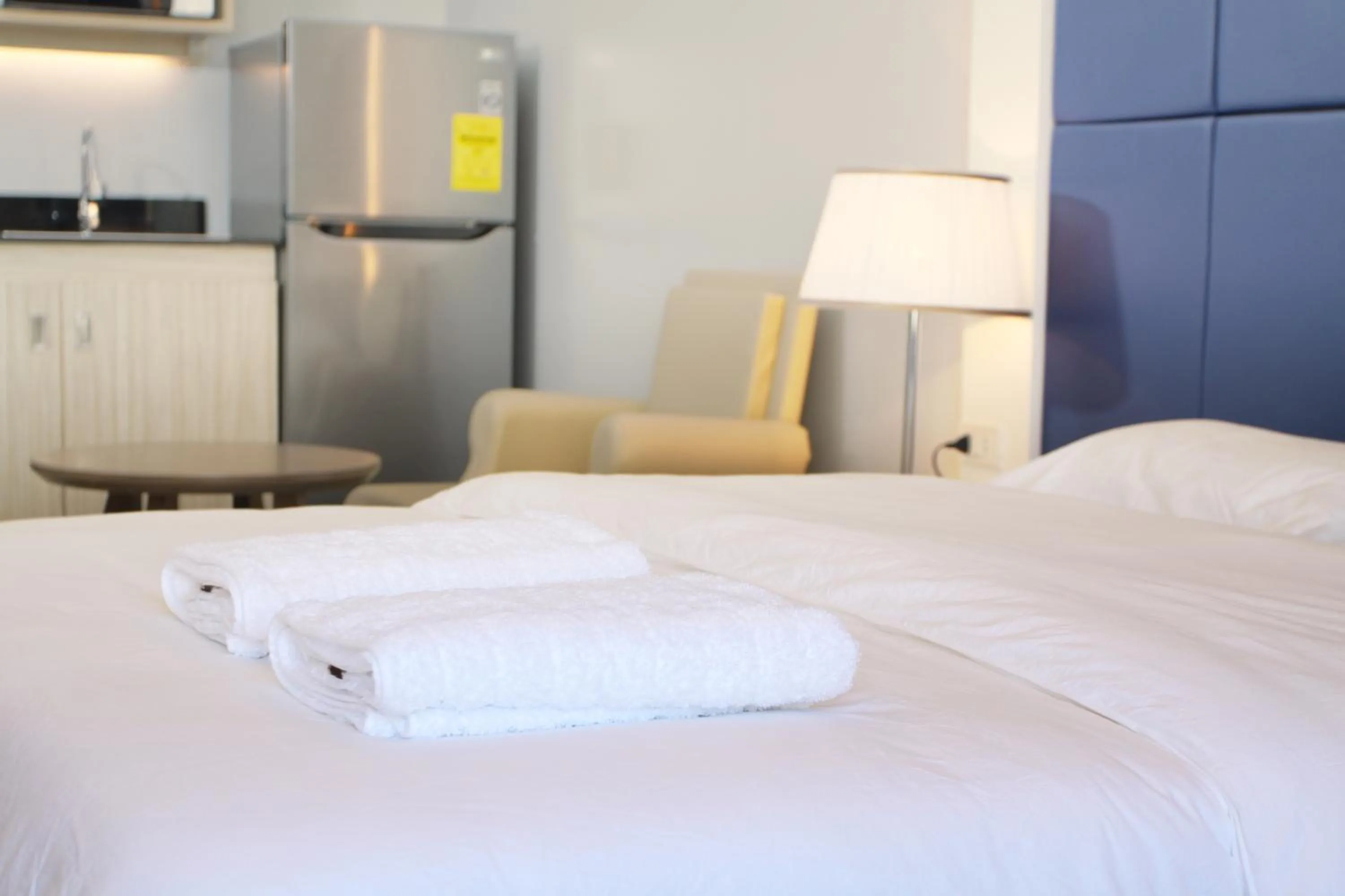 Bed in Malate Bayview Mansion city view