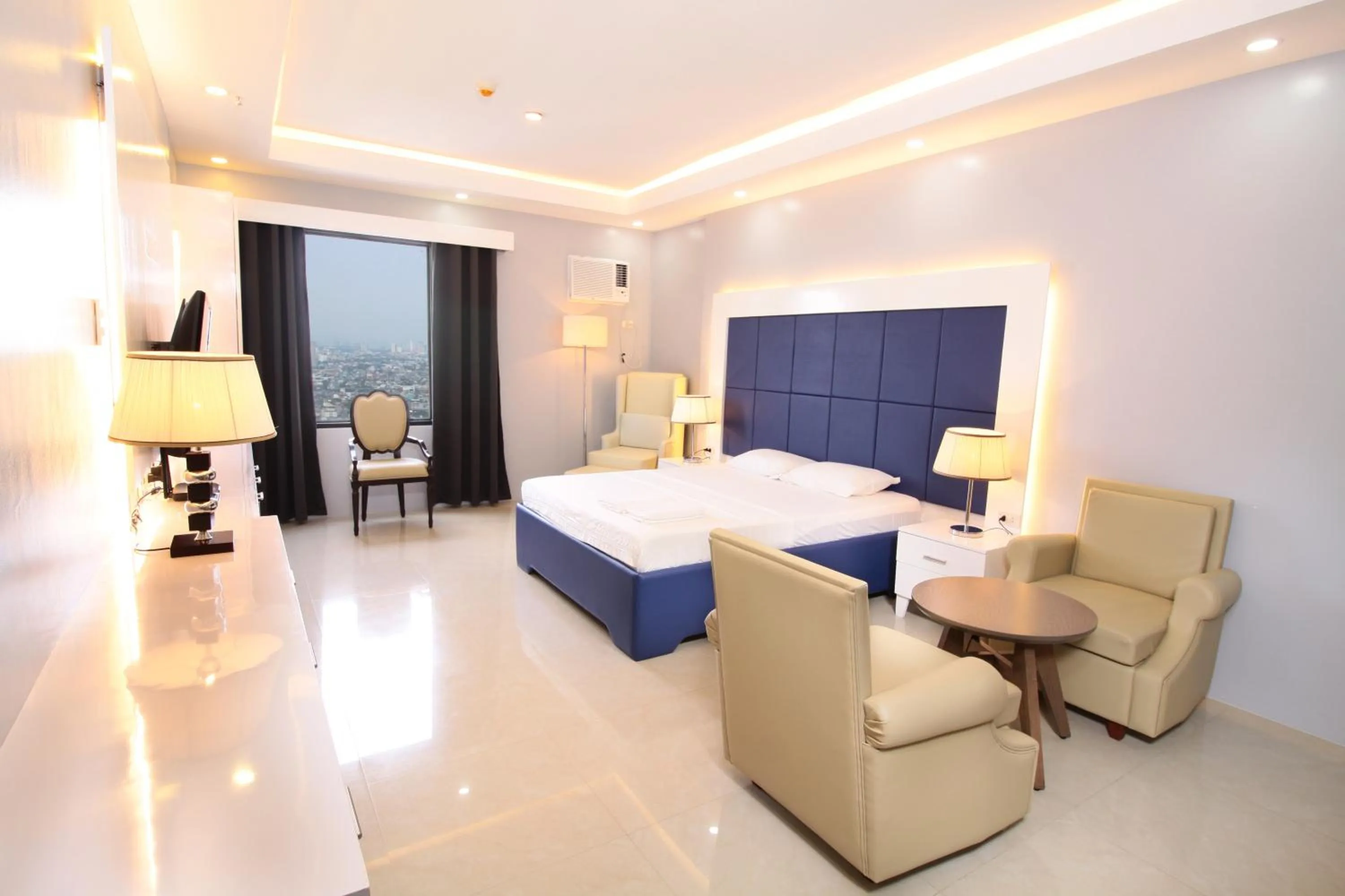 Bed in Malate Bayview Mansion city view