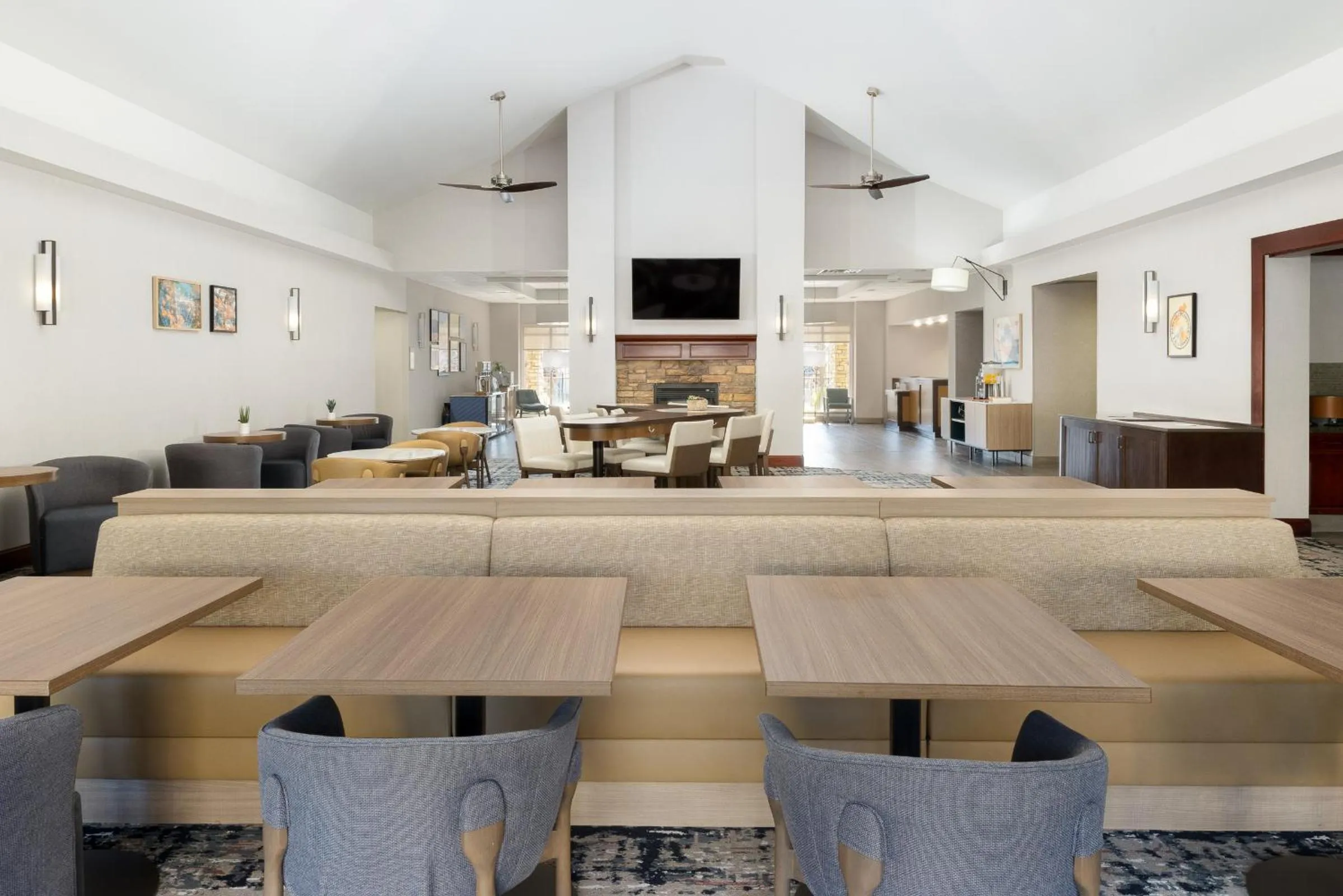 Dining area in Homewood Suites by Hilton Ontario Rancho Cucamonga