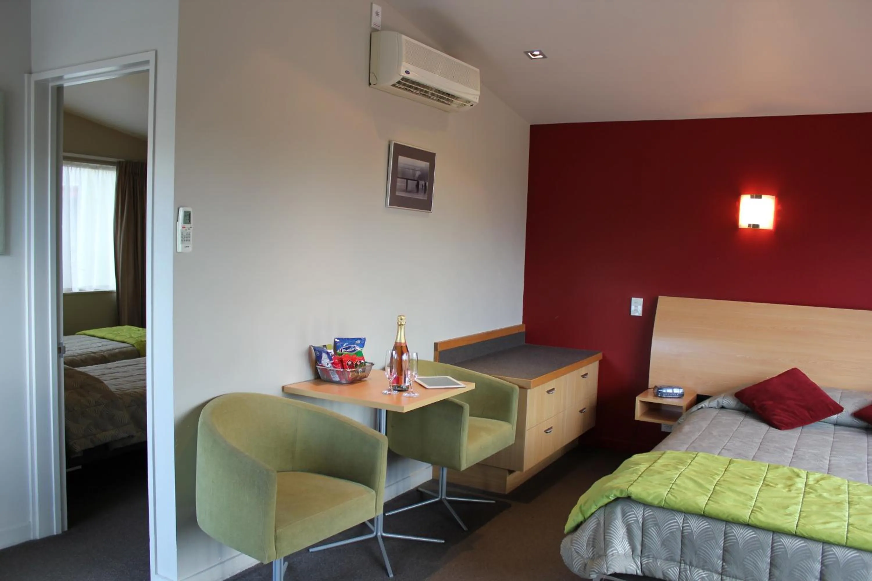 Living room, Bed in Park View Motor Lodge