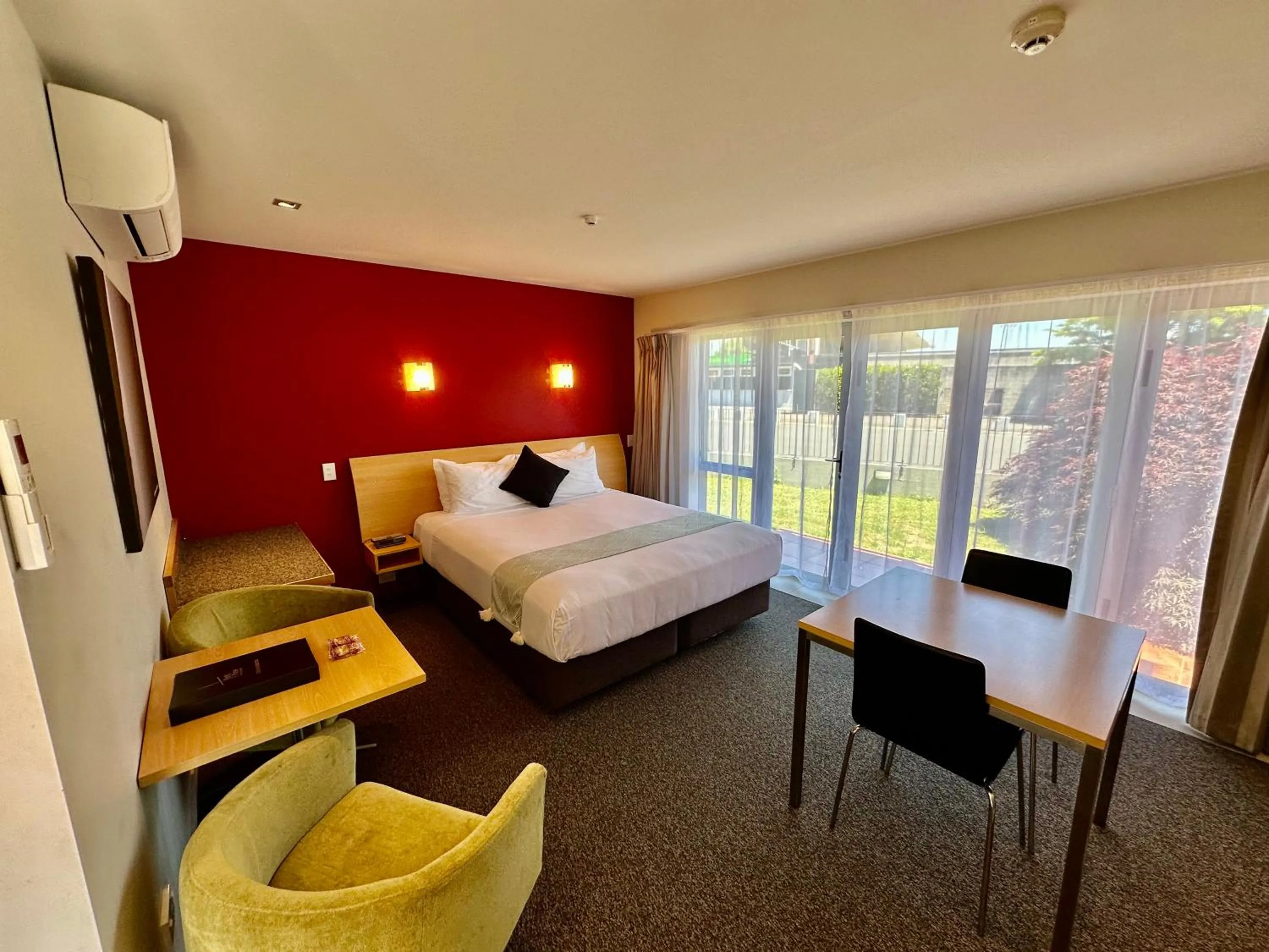 Living room, Bed in Park View Motor Lodge