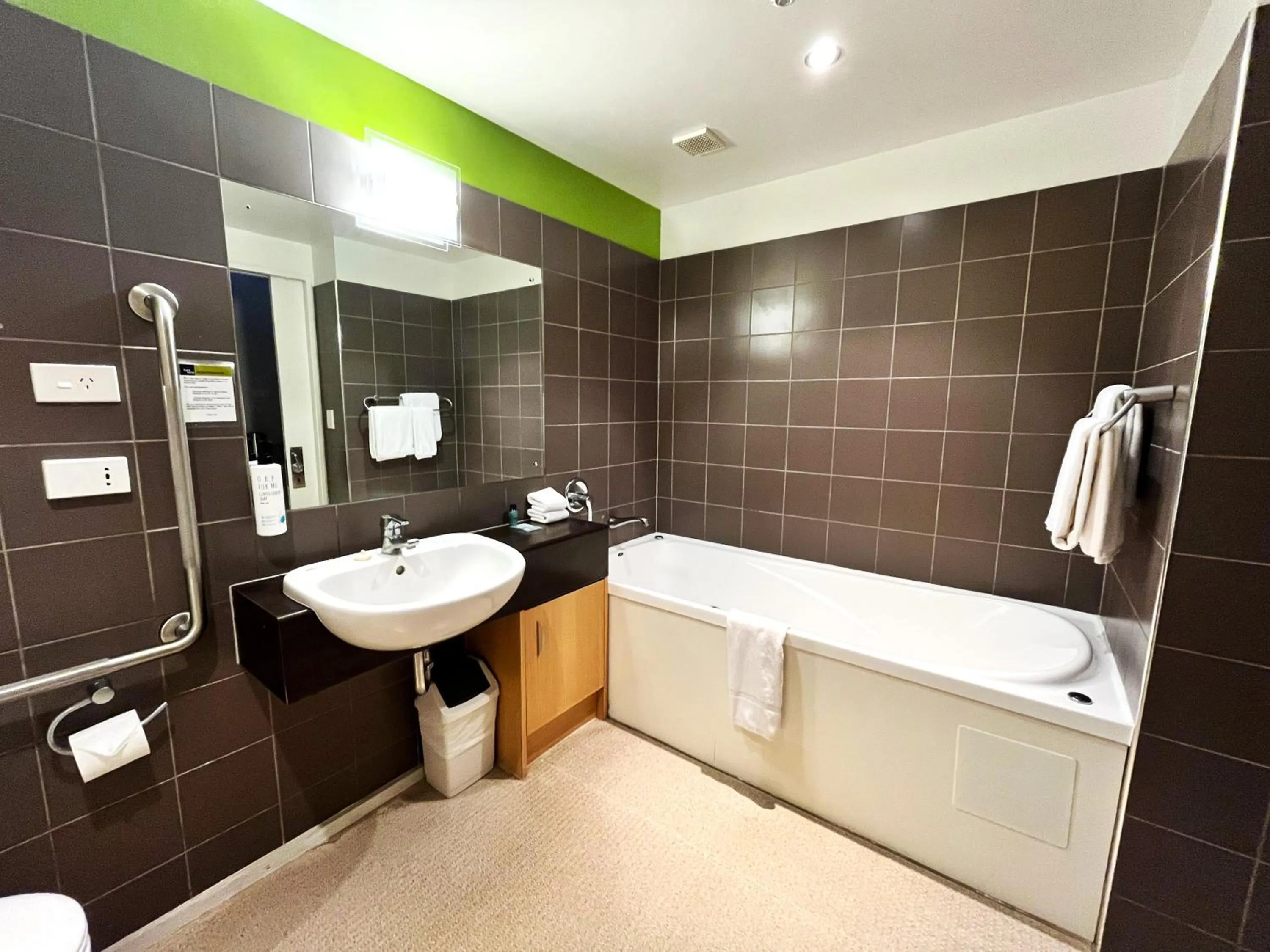 Bathroom in Park View Motor Lodge