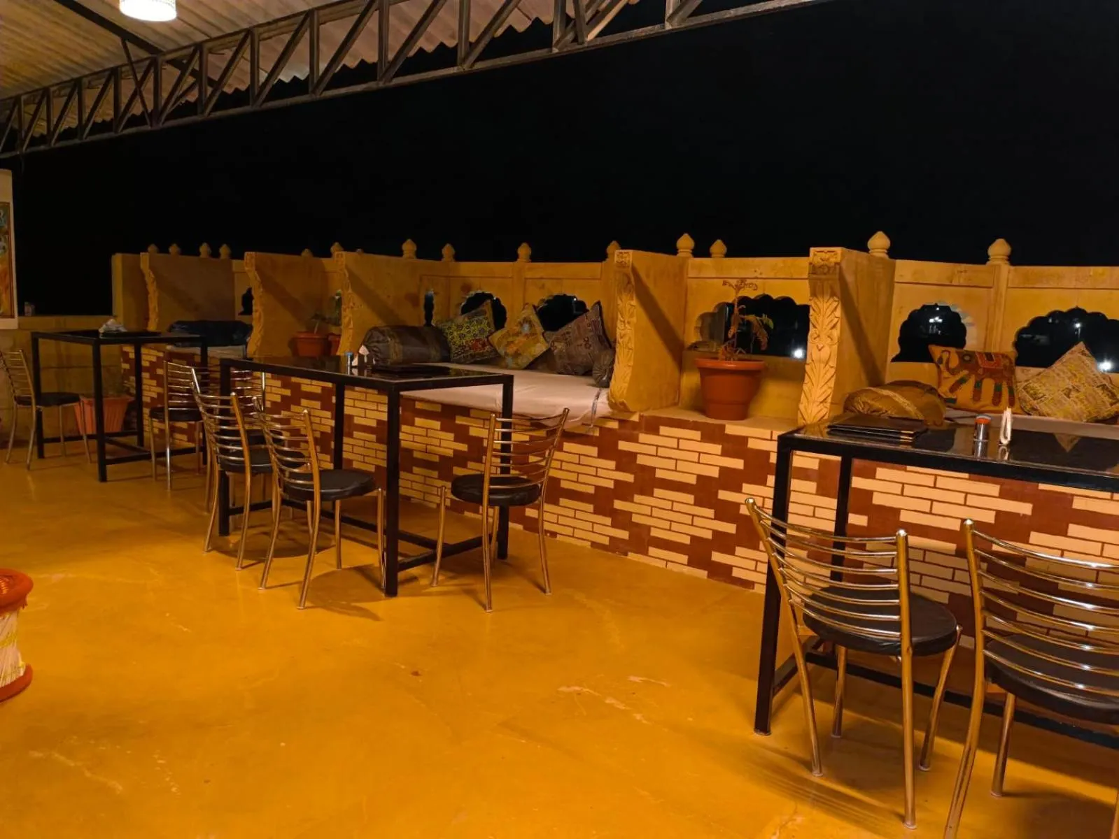 Restaurant/Places to Eat in Hotel Sanjay Villas