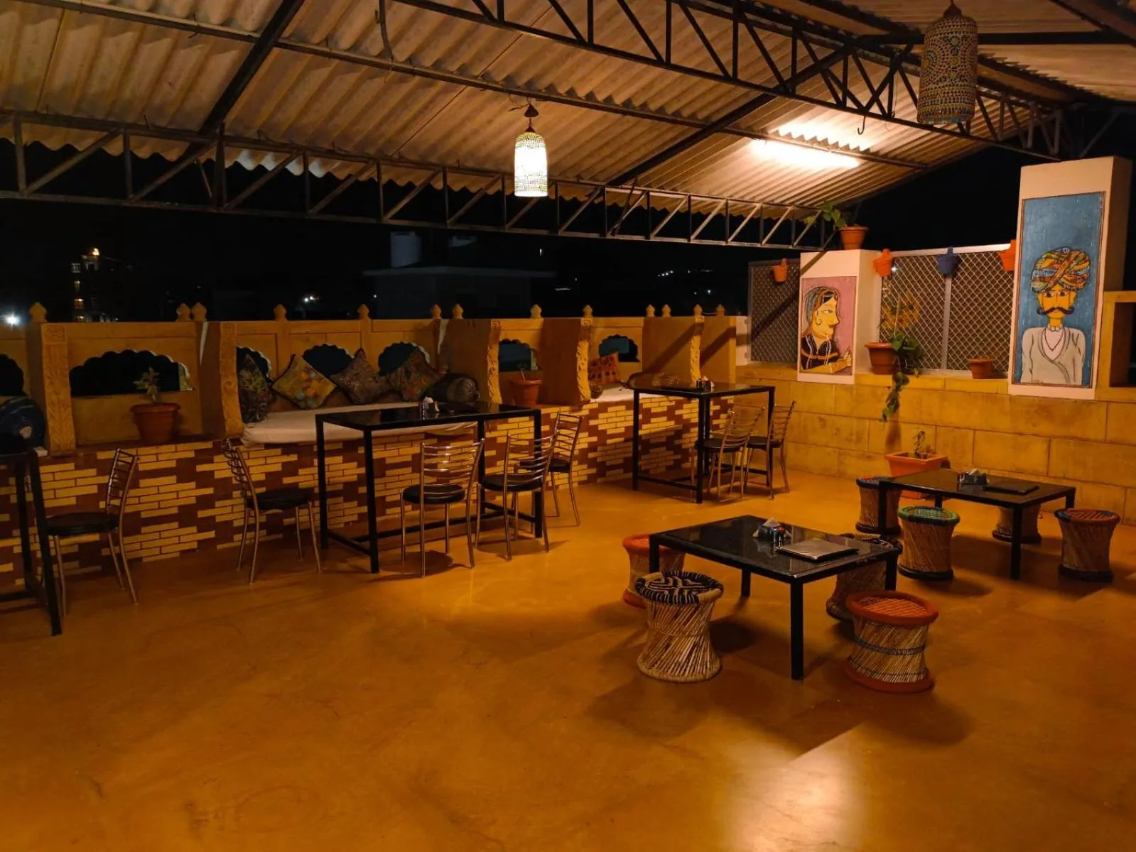 Restaurant/places to eat in Hotel Sanjay Villas