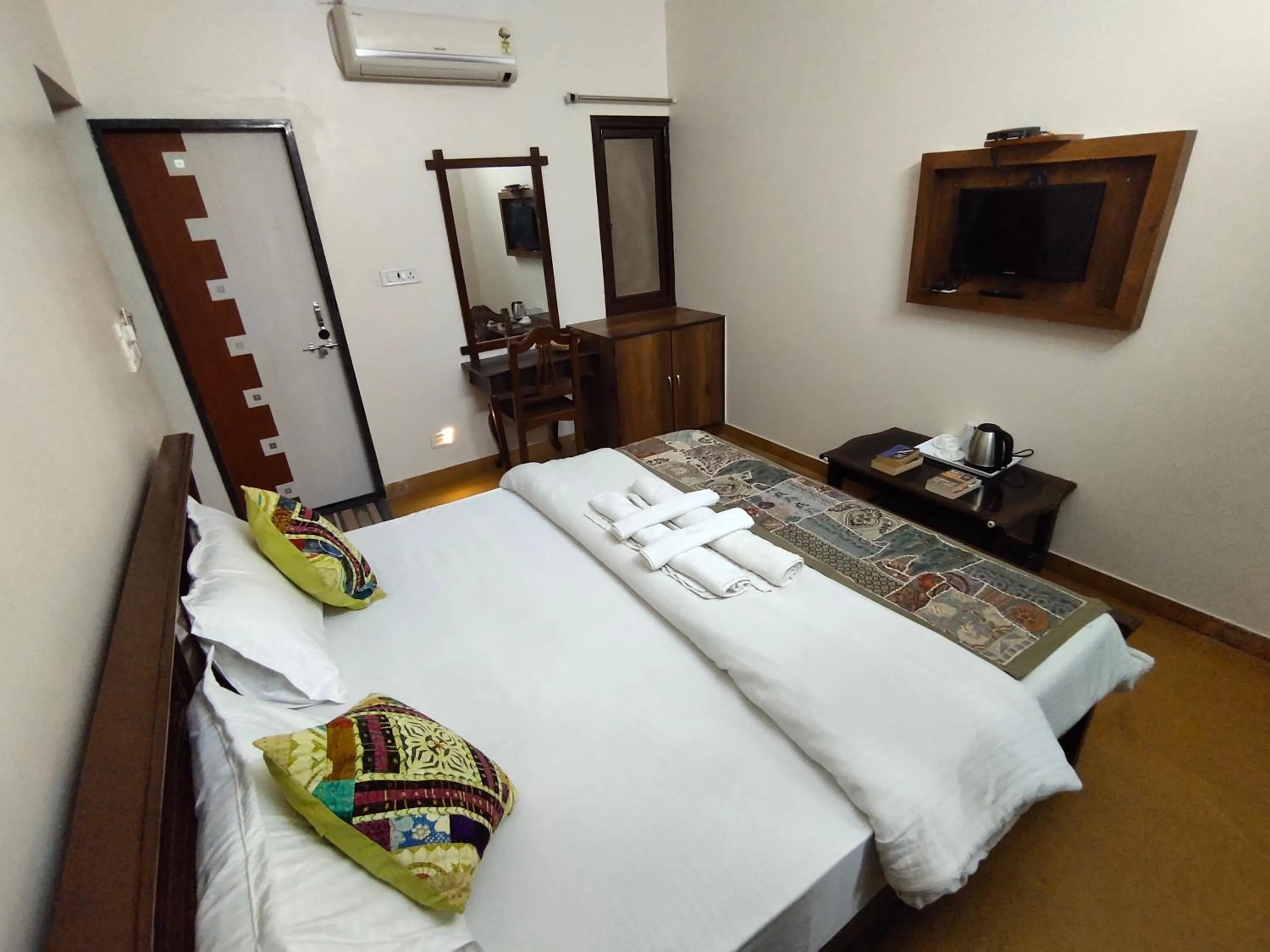 Bed, TV/Entertainment Center in Hotel Sanjay Villas