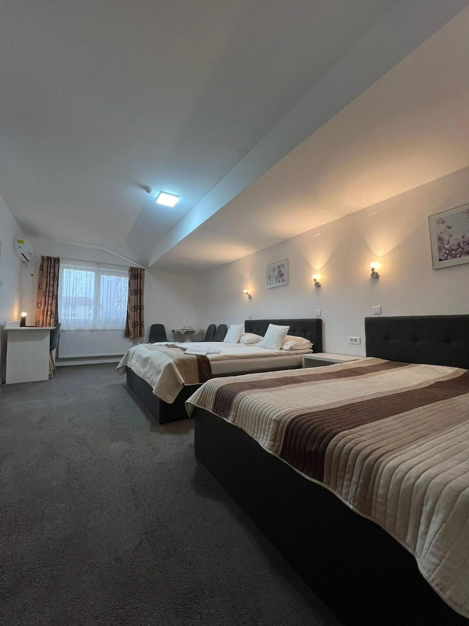 Photo of the whole room, Bed in Vila Carlos