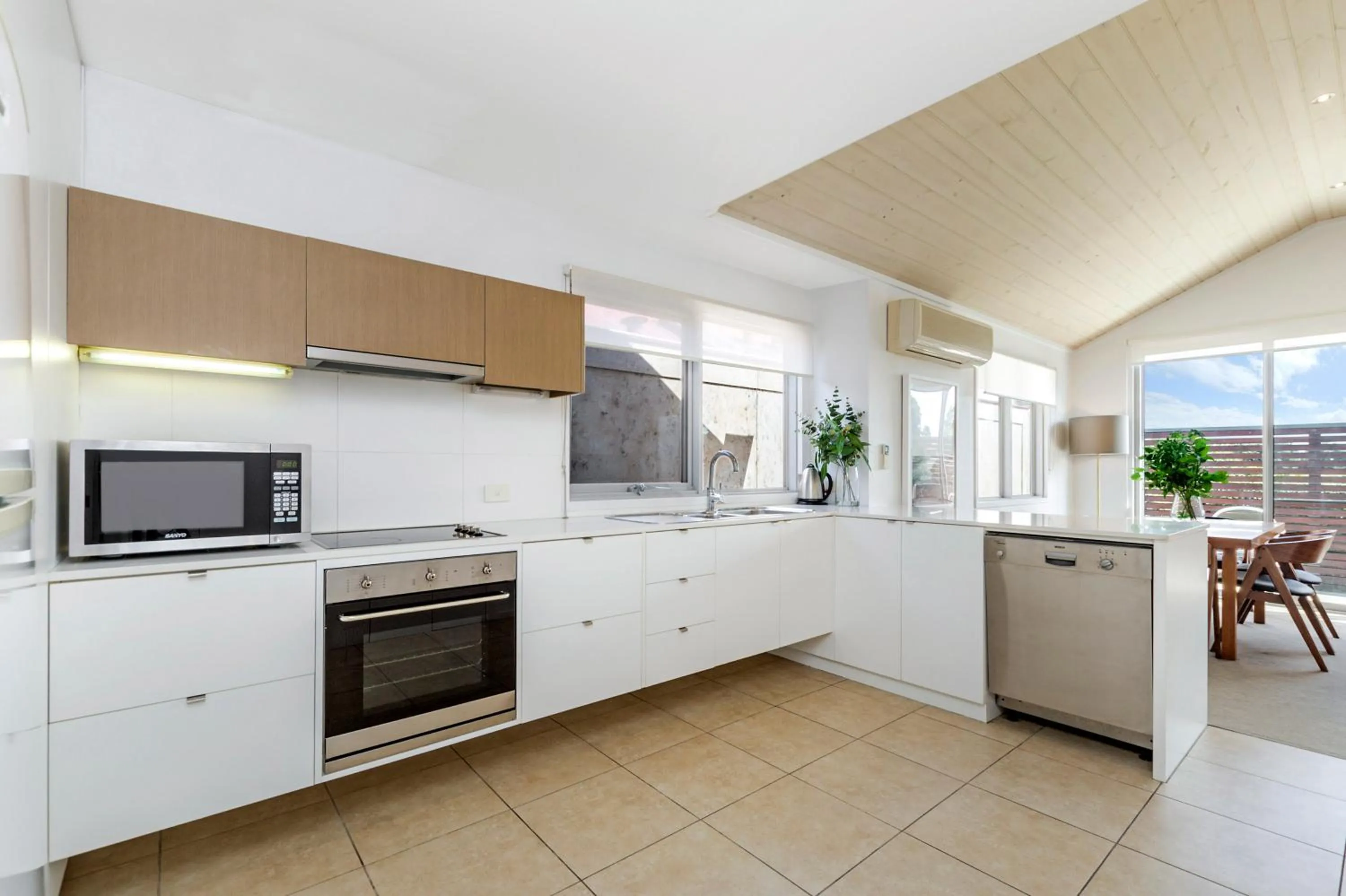 Kitchen or kitchenette in The Victoria Apartments