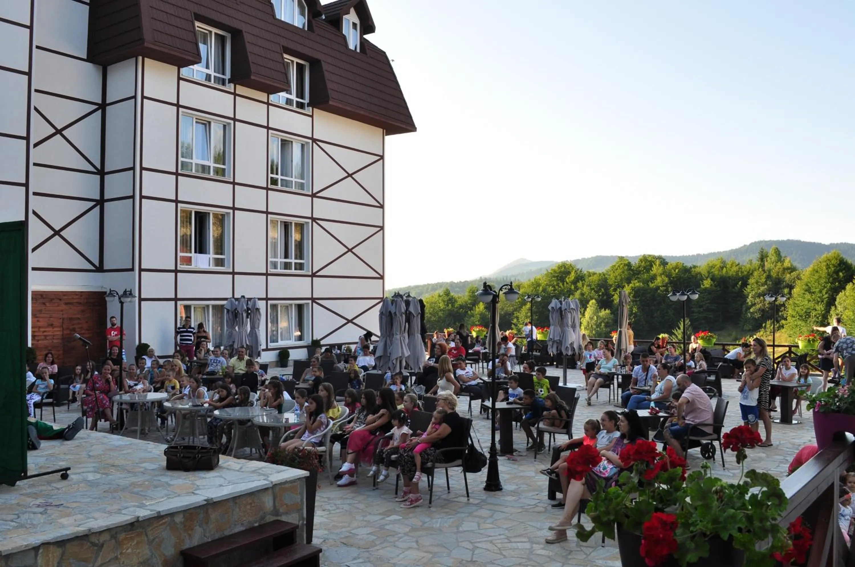 Text overlay in Hotel Kraljevi Čardaci