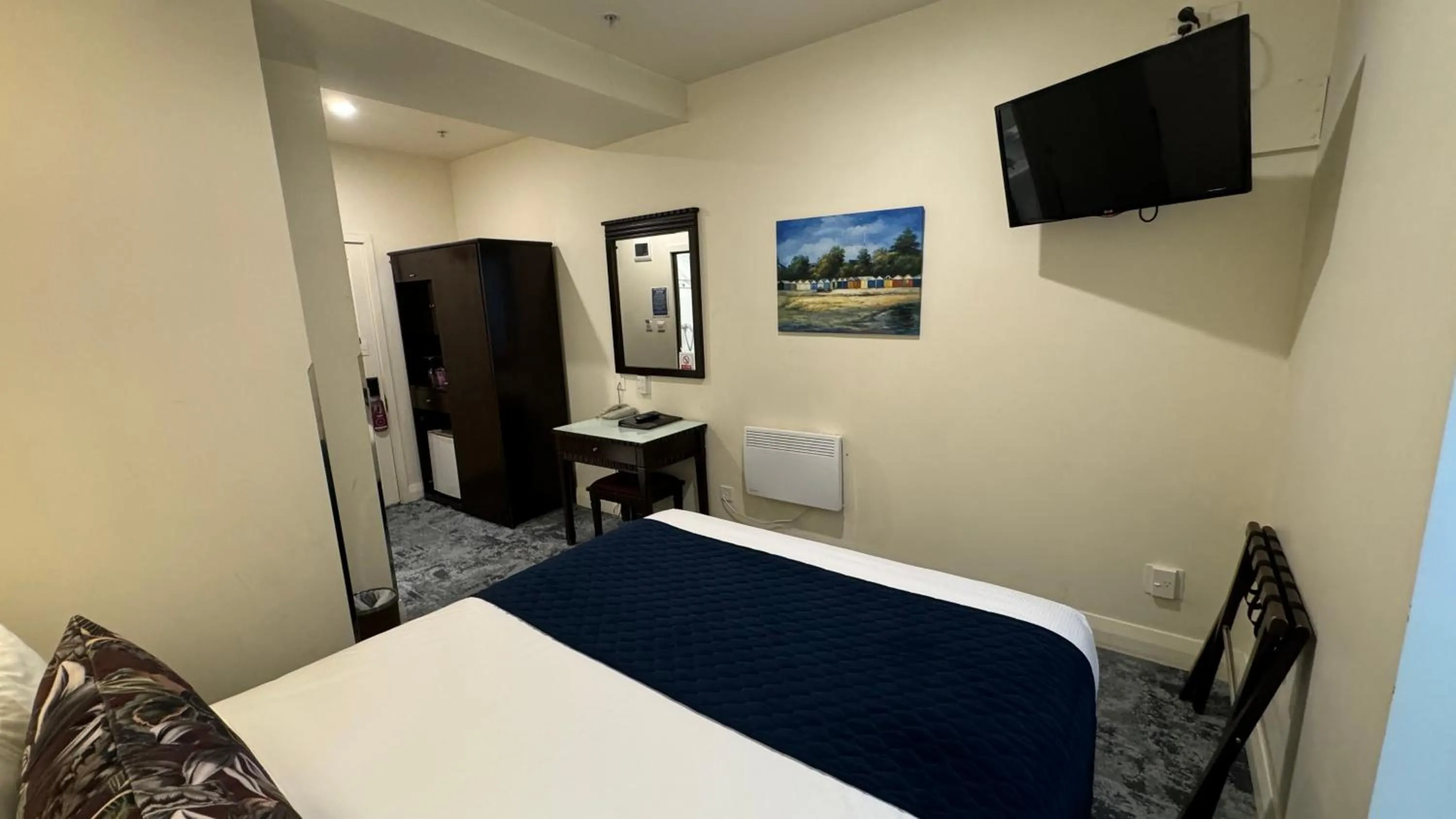 Photo of the whole room, Bed in Trinity Hotel