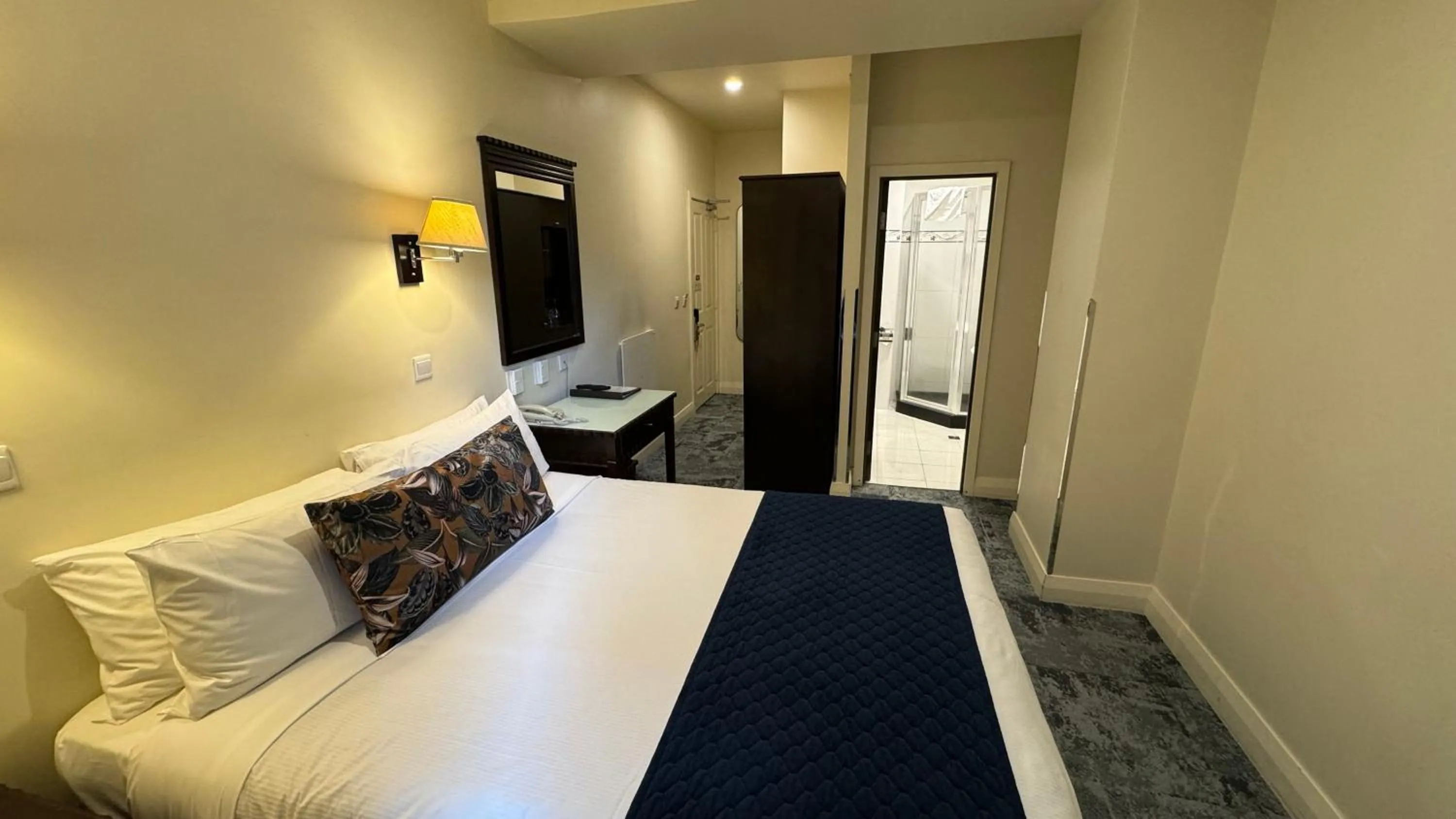 Photo of the whole room, Bed in Trinity Hotel