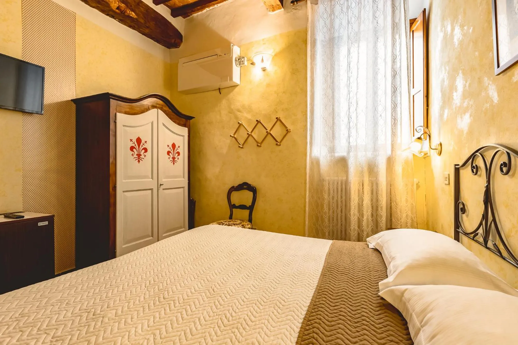 TV and multimedia, Bed in Meublè Evoè